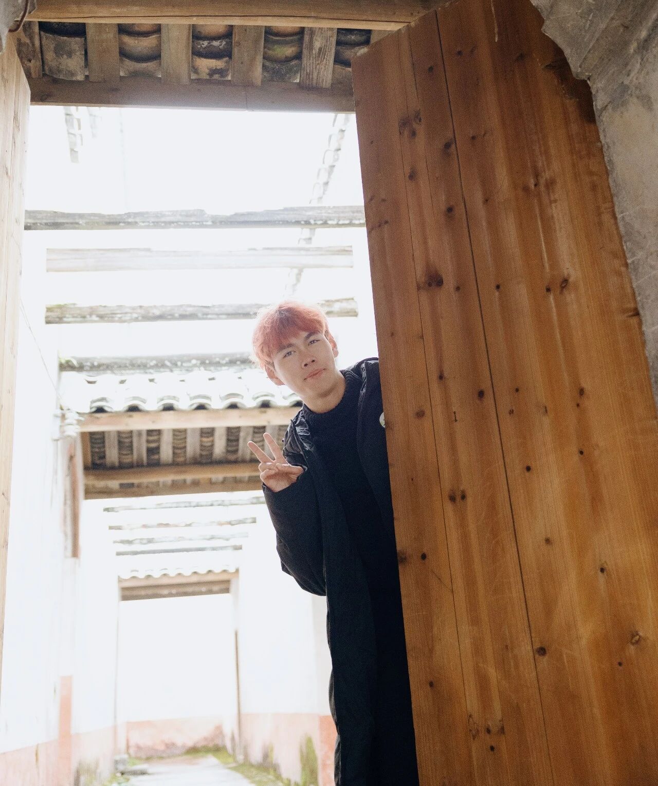 1月22日，永州队主力球员、零陵区文旅推荐官林昊踏上返乡之旅，走进富家桥镇国家4A级景区周家大院。青砖黛瓦间，他以镜头为笔，用“文旅大片”重新描绘家乡的山水人文。一组充满故事感的写真大片，不仅定格了林昊与古院同框的活力瞬间，更展现出零陵文旅融合的年轻姿态——历史在行走中传承，家乡在镜头中焕新。