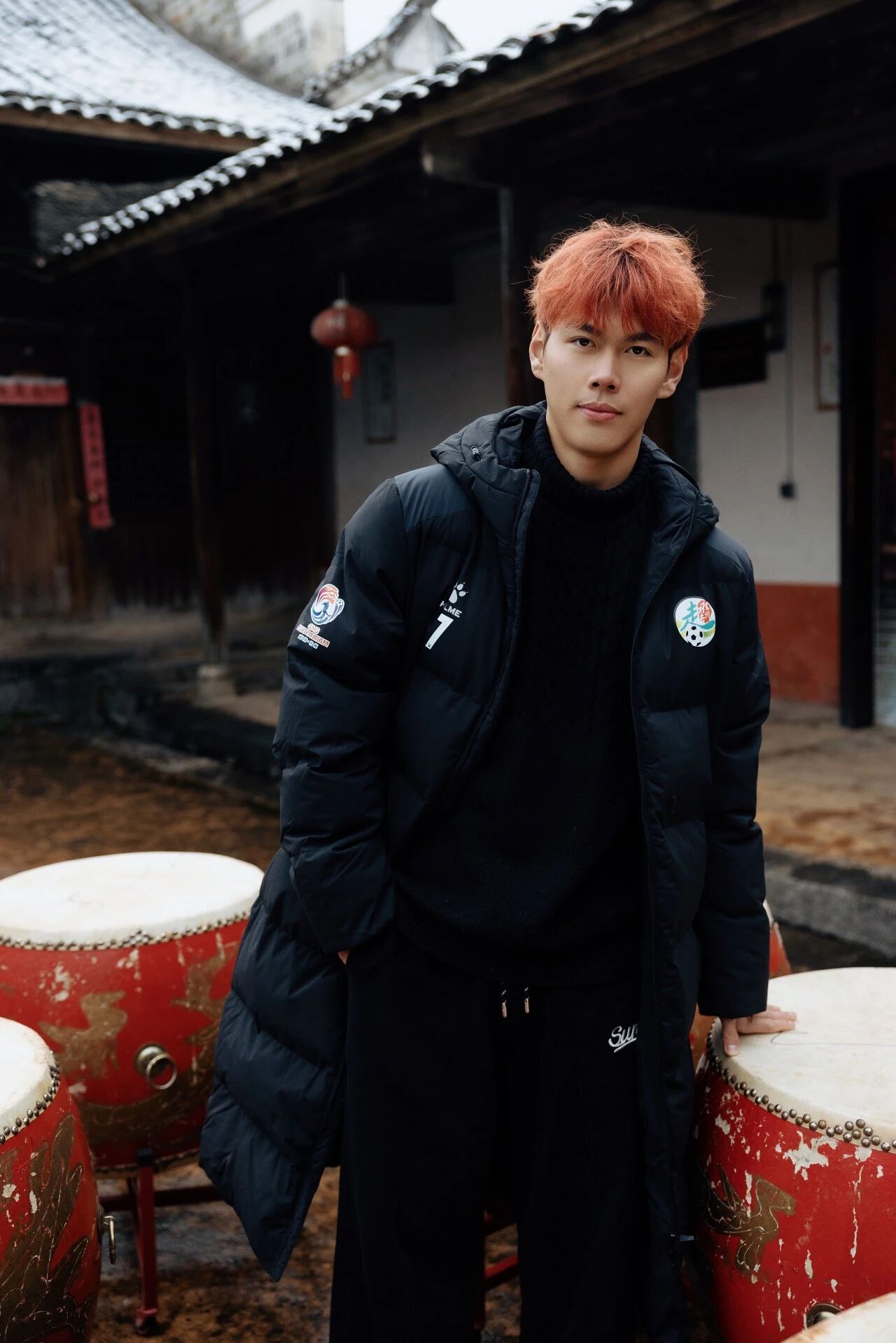 1月22日，永州队主力球员、零陵区文旅推荐官林昊踏上返乡之旅，走进富家桥镇国家4A级景区周家大院。青砖黛瓦间，他以镜头为笔，用“文旅大片”重新描绘家乡的山水人文。一组充满故事感的写真大片，不仅定格了林昊与古院同框的活力瞬间，更展现出零陵文旅融合的年轻姿态——历史在行走中传承，家乡在镜头中焕新。