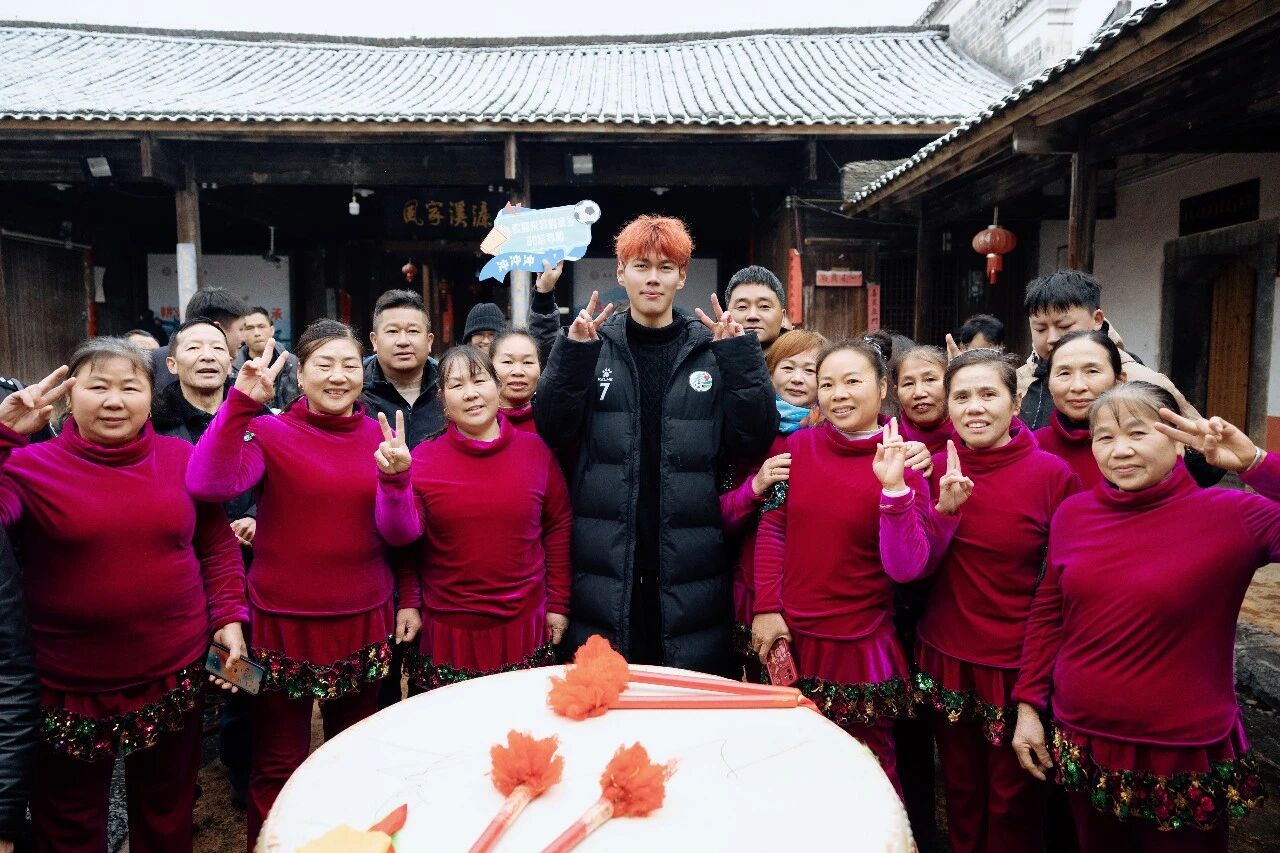 1月22日，永州队主力球员、零陵区文旅推荐官林昊踏上返乡之旅，走进富家桥镇国家4A级景区周家大院。青砖黛瓦间，他以镜头为笔，用“文旅大片”重新描绘家乡的山水人文。一组充满故事感的写真大片，不仅定格了林昊与古院同框的活力瞬间，更展现出零陵文旅融合的年轻姿态——历史在行走中传承，家乡在镜头中焕新。