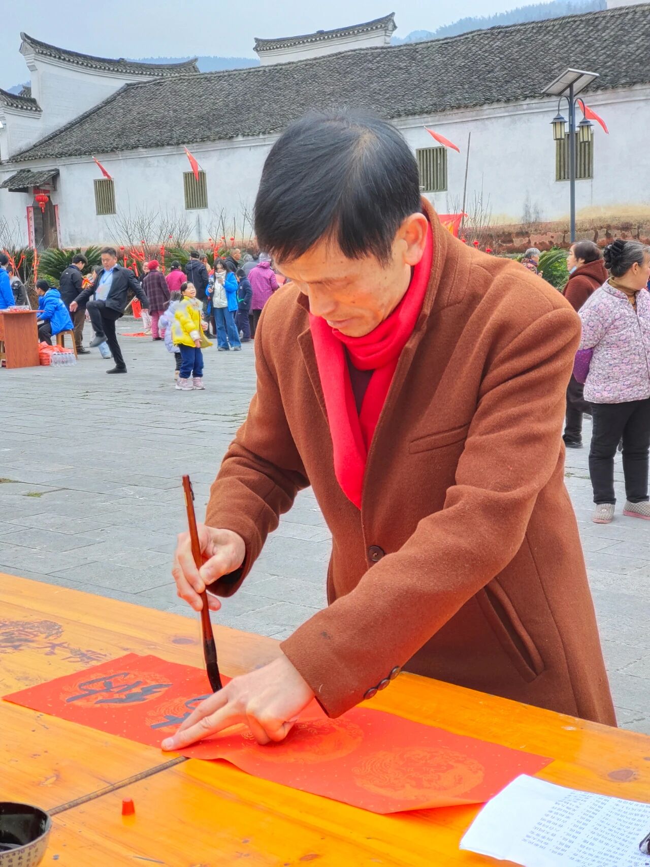 1月25日上午，永州零陵周家大院景区年味正浓，“观冠军赛事，品零陵年味”活动火热开启。书法名家现场挥毫送春联，传统“杀年猪”仪式与共享“杀猪饭”让游客亲身感受零陵地道年俗；非遗市集里竹编、剪纸、打糍粑等技艺与美食吸引众人驻足体验，浓浓乡土情扑面而来。午间，“柳子家宴”以地道家乡味款待宾朋，席间零陵特色文艺表演更添温馨团圆氛围。午后田园拾趣、夜晚篝火村晚等更多精彩将继续上演……