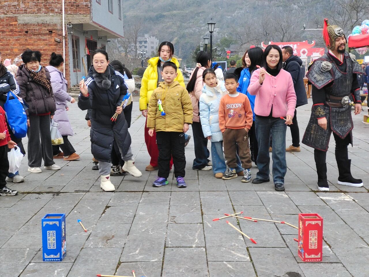 1月25日上午，永州零陵周家大院景区年味正浓，“观冠军赛事，品零陵年味”活动火热开启。书法名家现场挥毫送春联，传统“杀年猪”仪式与共享“杀猪饭”让游客亲身感受零陵地道年俗；非遗市集里竹编、剪纸、打糍粑等技艺与美食吸引众人驻足体验，浓浓乡土情扑面而来。午间，“柳子家宴”以地道家乡味款待宾朋，席间零陵特色文艺表演更添温馨团圆氛围。午后田园拾趣、夜晚篝火村晚等更多精彩将继续上演……