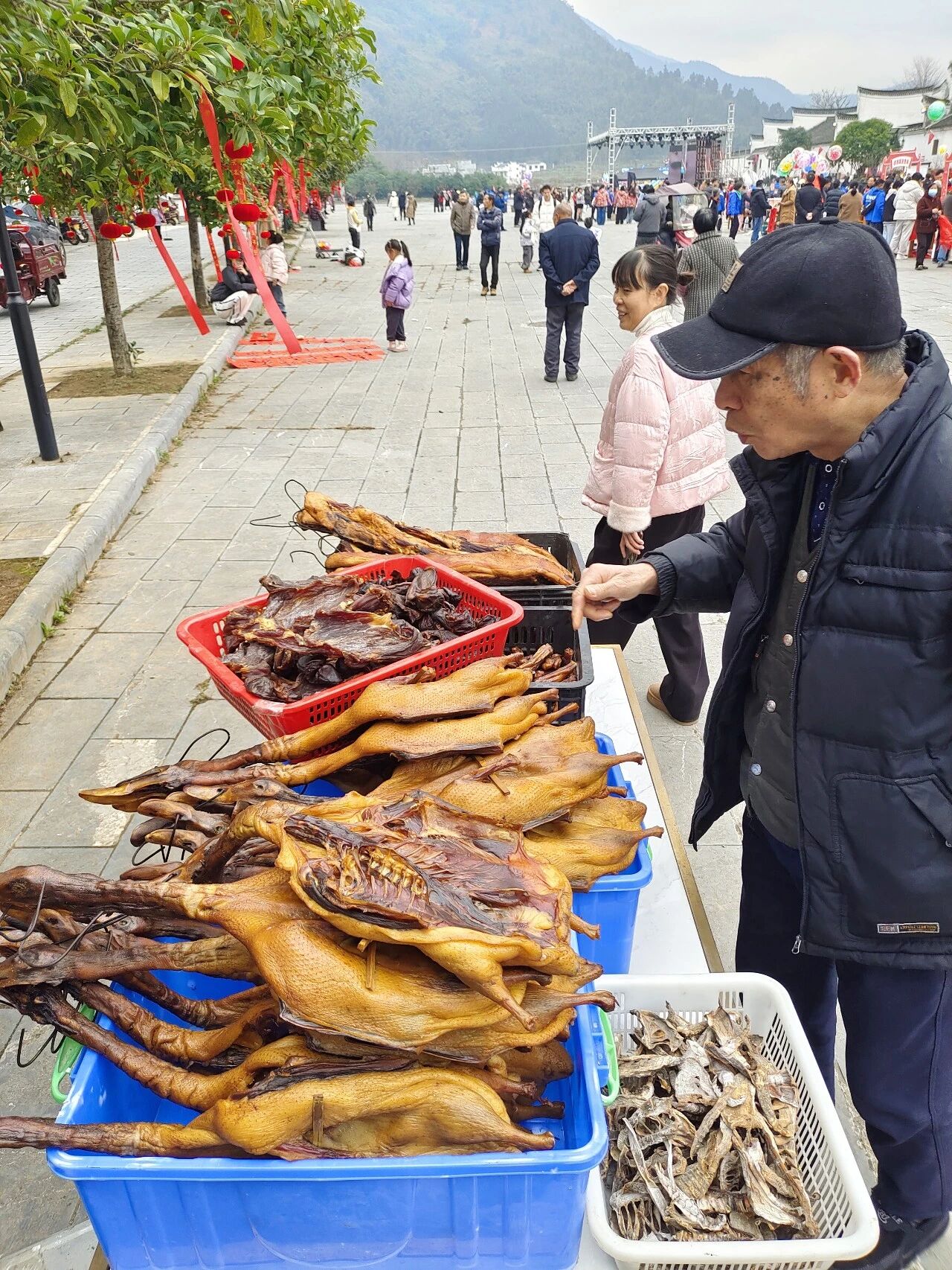 1月25日上午，永州零陵周家大院景区年味正浓，“观冠军赛事，品零陵年味”活动火热开启。书法名家现场挥毫送春联，传统“杀年猪”仪式与共享“杀猪饭”让游客亲身感受零陵地道年俗；非遗市集里竹编、剪纸、打糍粑等技艺与美食吸引众人驻足体验，浓浓乡土情扑面而来。午间，“柳子家宴”以地道家乡味款待宾朋，席间零陵特色文艺表演更添温馨团圆氛围。午后田园拾趣、夜晚篝火村晚等更多精彩将继续上演……