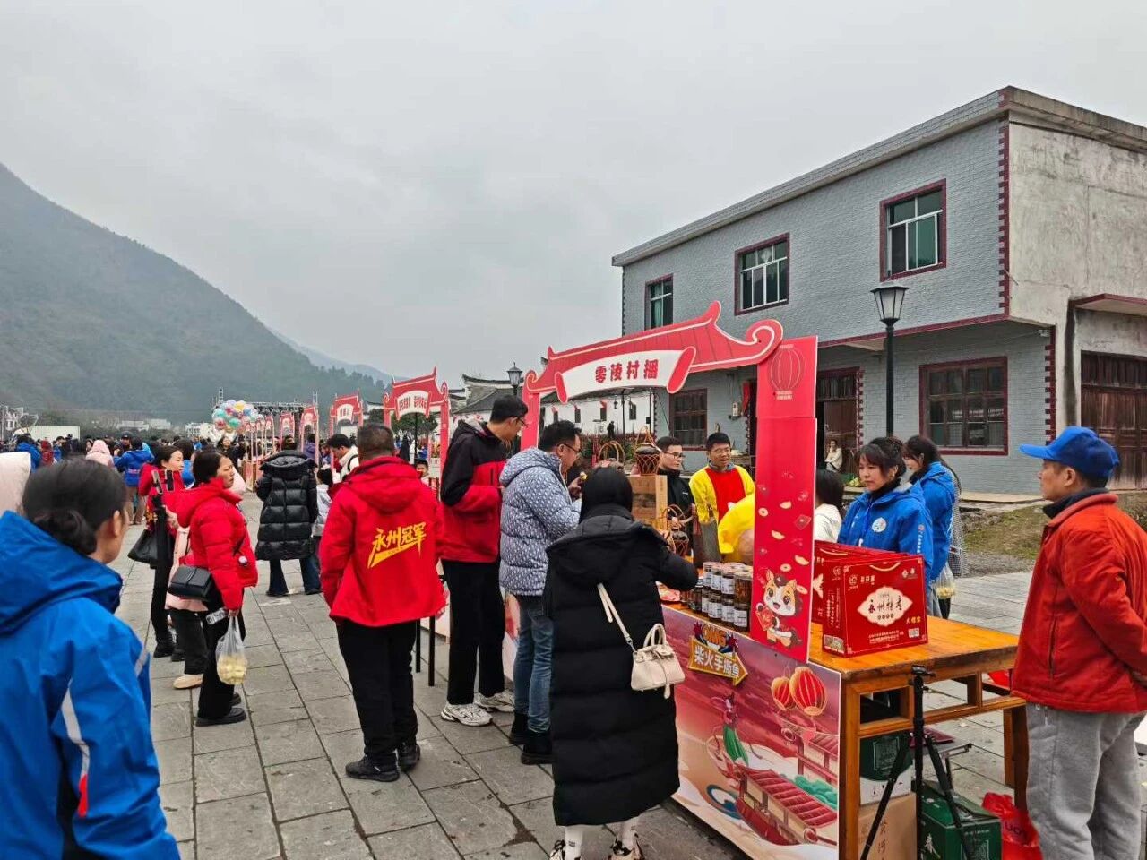 1月25日上午,永州零陵周家大院景区年味正浓,“观冠军赛事,品零陵年味”活动火热开启。书法名家现场挥毫送春联,传统“杀年猪”仪式与共享“杀猪饭”让游客亲身感受零陵地道年俗;非遗市集里竹编、剪纸、打糍粑等技艺与美食吸引众人驻足体验,浓浓乡土情扑面而来。午间,“柳子家宴”以地道家乡味款待宾朋,席间零陵特色文艺表演更添温馨团圆氛围。午后田园拾趣、夜晚篝火村晚等更多精彩将继续上演……