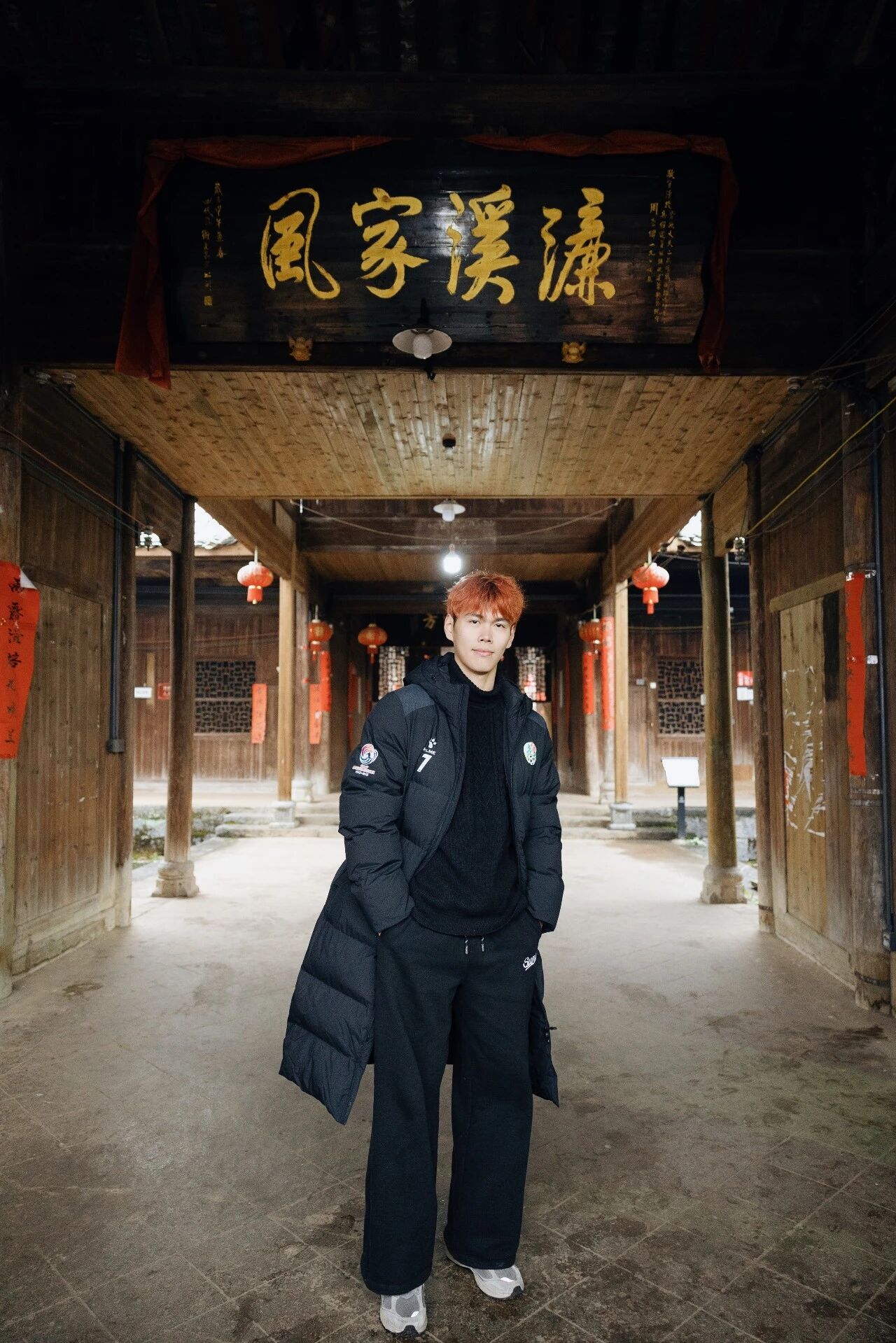 1月22日，永州队主力球员、零陵区文旅推荐官林昊踏上返乡之旅，走进富家桥镇国家4A级景区周家大院。青砖黛瓦间，他以镜头为笔，用“文旅大片”重新描绘家乡的山水人文。一组充满故事感的写真大片，不仅定格了林昊与古院同框的活力瞬间，更展现出零陵文旅融合的年轻姿态——历史在行走中传承，家乡在镜头中焕新。