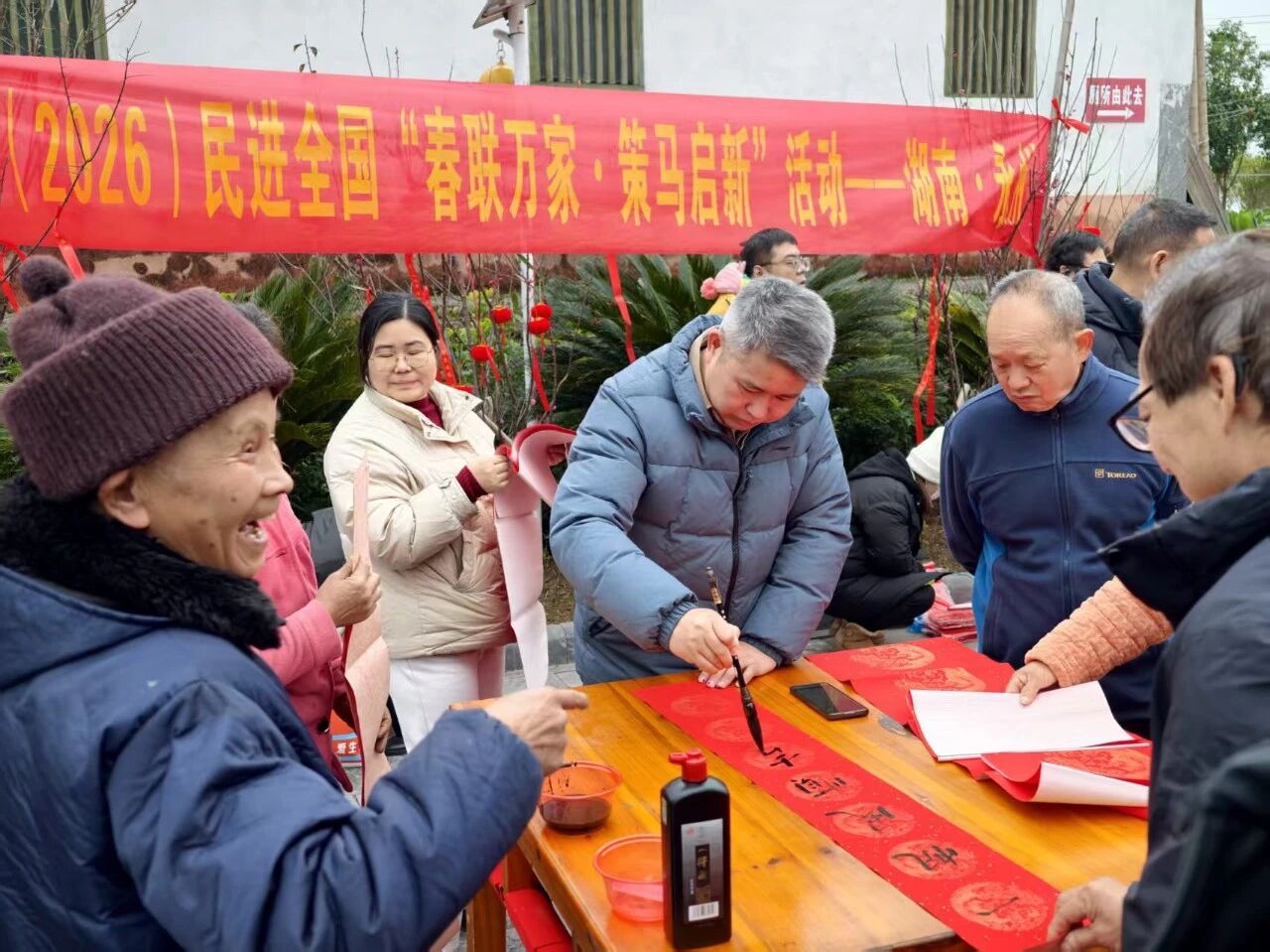 1月25日上午，永州零陵周家大院景区年味正浓，“观冠军赛事，品零陵年味”活动火热开启。书法名家现场挥毫送春联，传统“杀年猪”仪式与共享“杀猪饭”让游客亲身感受零陵地道年俗；非遗市集里竹编、剪纸、打糍粑等技艺与美食吸引众人驻足体验，浓浓乡土情扑面而来。午间，“柳子家宴”以地道家乡味款待宾朋，席间零陵特色文艺表演更添温馨团圆氛围。午后田园拾趣、夜晚篝火村晚等更多精彩将继续上演……