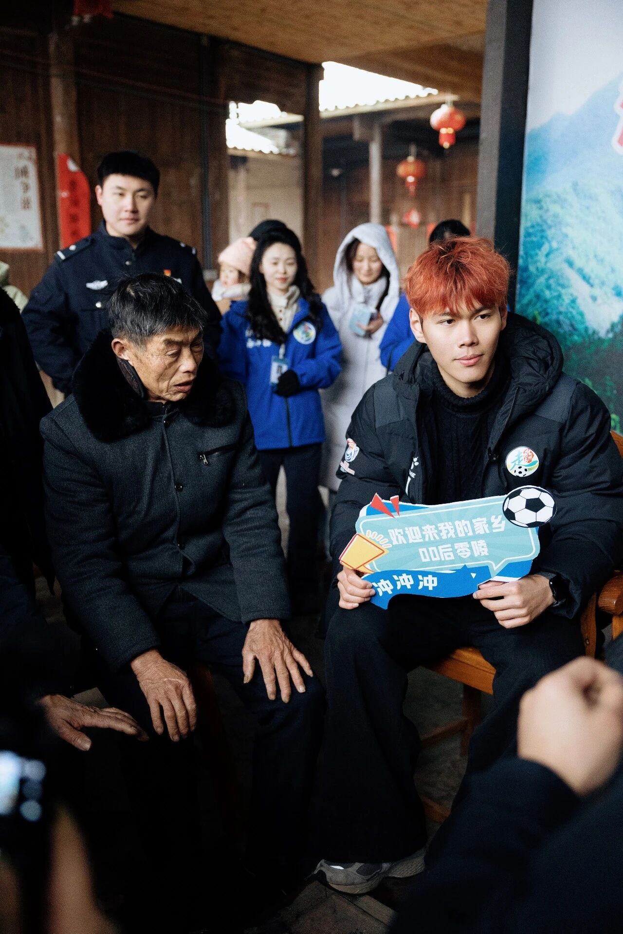 1月22日，永州队主力球员、零陵区文旅推荐官林昊踏上返乡之旅，走进富家桥镇国家4A级景区周家大院。青砖黛瓦间，他以镜头为笔，用“文旅大片”重新描绘家乡的山水人文。一组充满故事感的写真大片，不仅定格了林昊与古院同框的活力瞬间，更展现出零陵文旅融合的年轻姿态——历史在行走中传承，家乡在镜头中焕新。