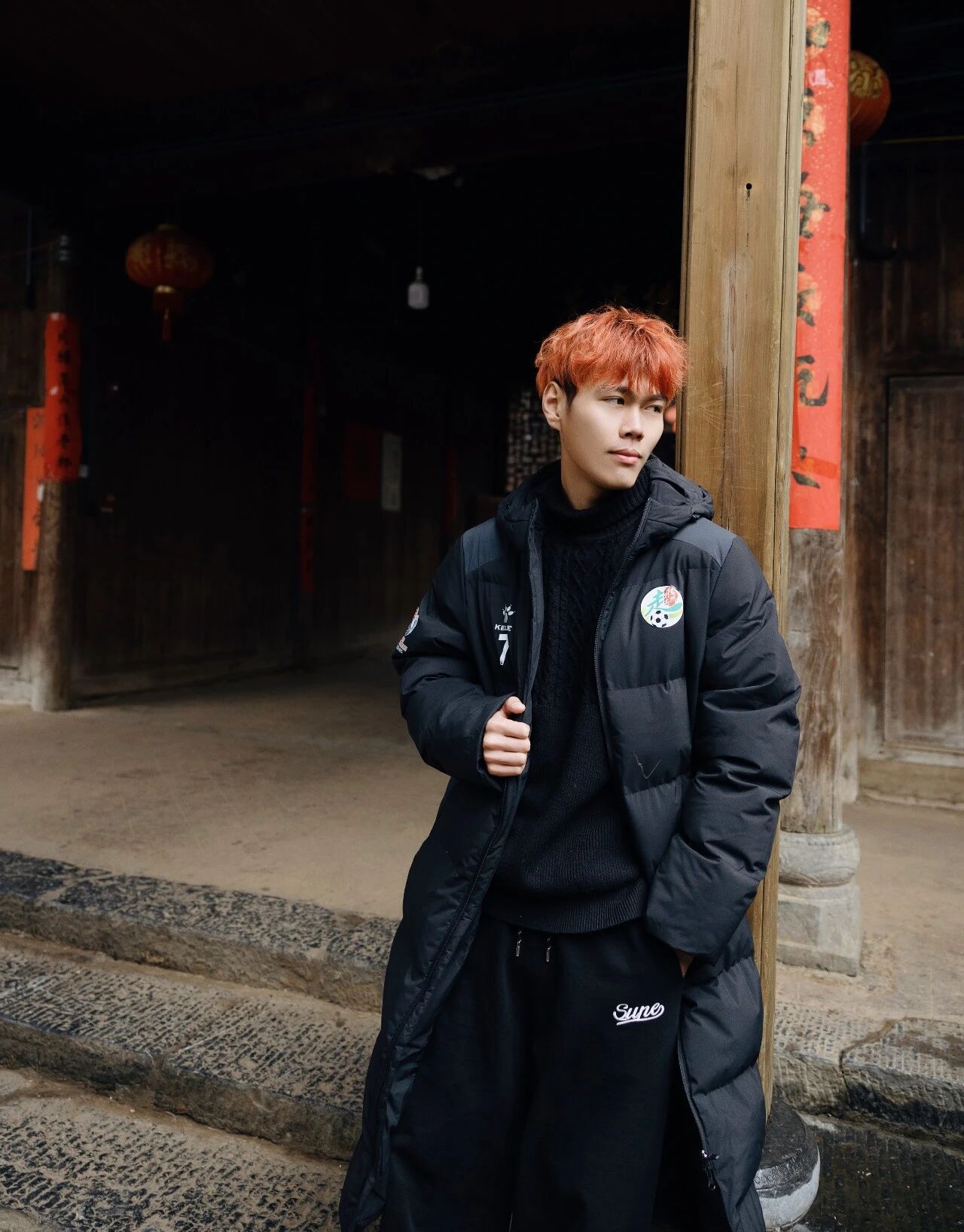 1月22日，永州队主力球员、零陵区文旅推荐官林昊踏上返乡之旅，走进富家桥镇国家4A级景区周家大院。青砖黛瓦间，他以镜头为笔，用“文旅大片”重新描绘家乡的山水人文。一组充满故事感的写真大片，不仅定格了林昊与古院同框的活力瞬间，更展现出零陵文旅融合的年轻姿态——历史在行走中传承，家乡在镜头中焕新。