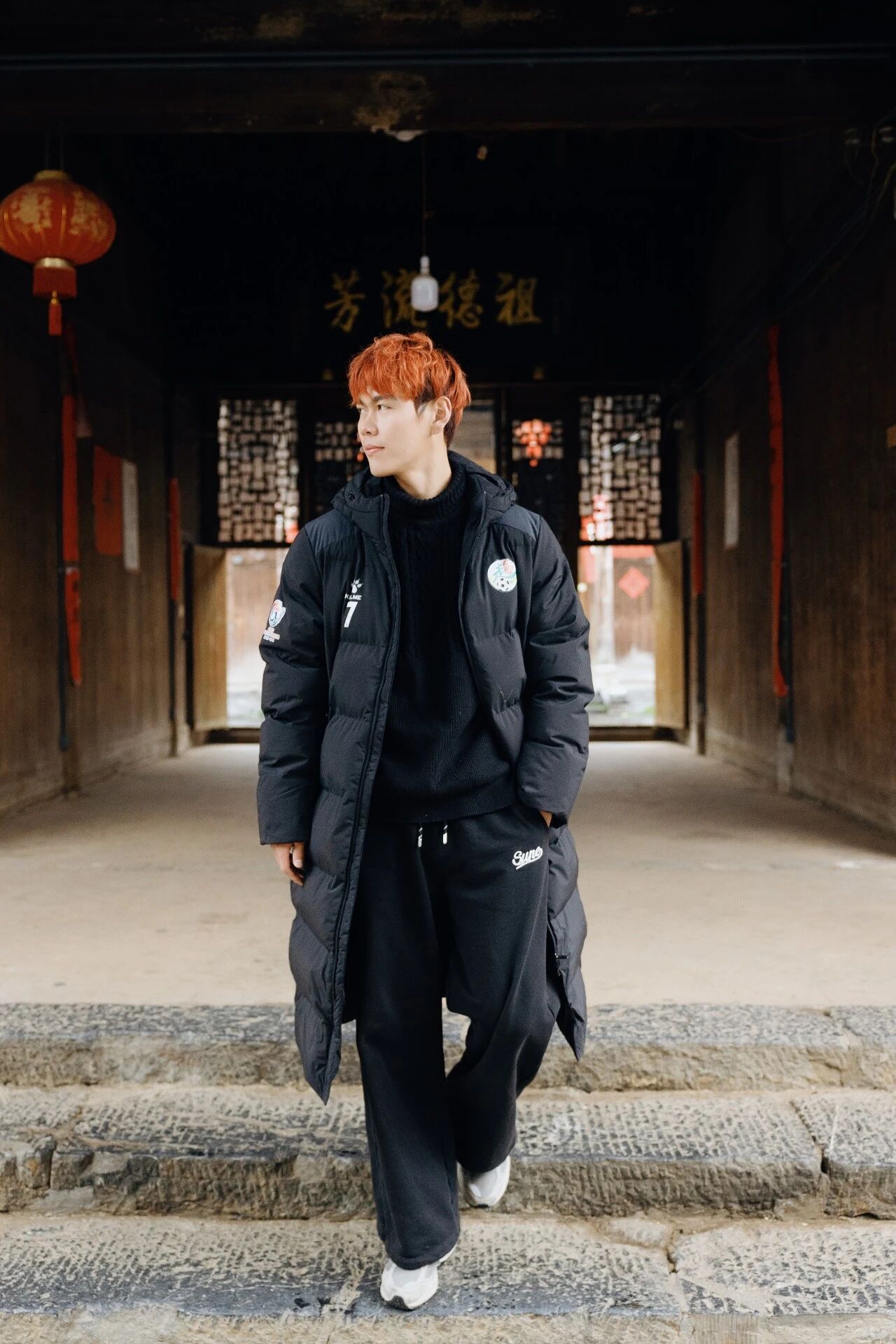 1月22日，永州队主力球员、零陵区文旅推荐官林昊踏上返乡之旅，走进富家桥镇国家4A级景区周家大院。青砖黛瓦间，他以镜头为笔，用“文旅大片”重新描绘家乡的山水人文。一组充满故事感的写真大片，不仅定格了林昊与古院同框的活力瞬间，更展现出零陵文旅融合的年轻姿态——历史在行走中传承，家乡在镜头中焕新。