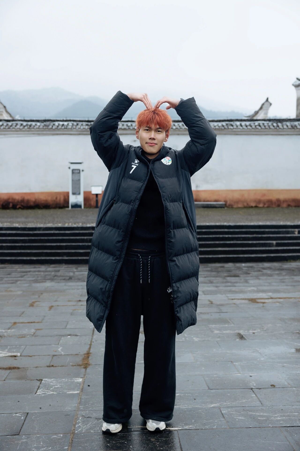 1月22日，永州队主力球员、零陵区文旅推荐官林昊踏上返乡之旅，走进富家桥镇国家4A级景区周家大院。青砖黛瓦间，他以镜头为笔，用“文旅大片”重新描绘家乡的山水人文。一组充满故事感的写真大片，不仅定格了林昊与古院同框的活力瞬间，更展现出零陵文旅融合的年轻姿态——历史在行走中传承，家乡在镜头中焕新。