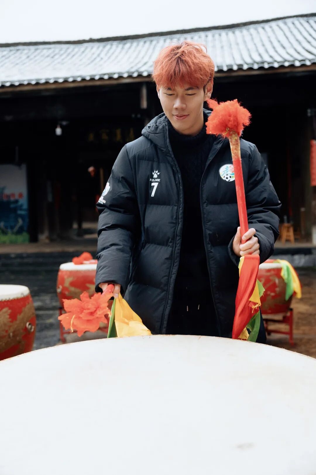 1月22日,永州队主力球员、零陵区文旅推荐官林昊踏上返乡之旅,走进富家桥镇国家4A级景区周家大院。青砖黛瓦间,他以镜头为笔,用“文旅大片”重新描绘家乡的山水人文。一组充满故事感的写真大片,不仅定格了林昊与古院同框的活力瞬间,更展现出零陵文旅融合的年轻姿态——历史在行走中传承,家乡在镜头中焕新。