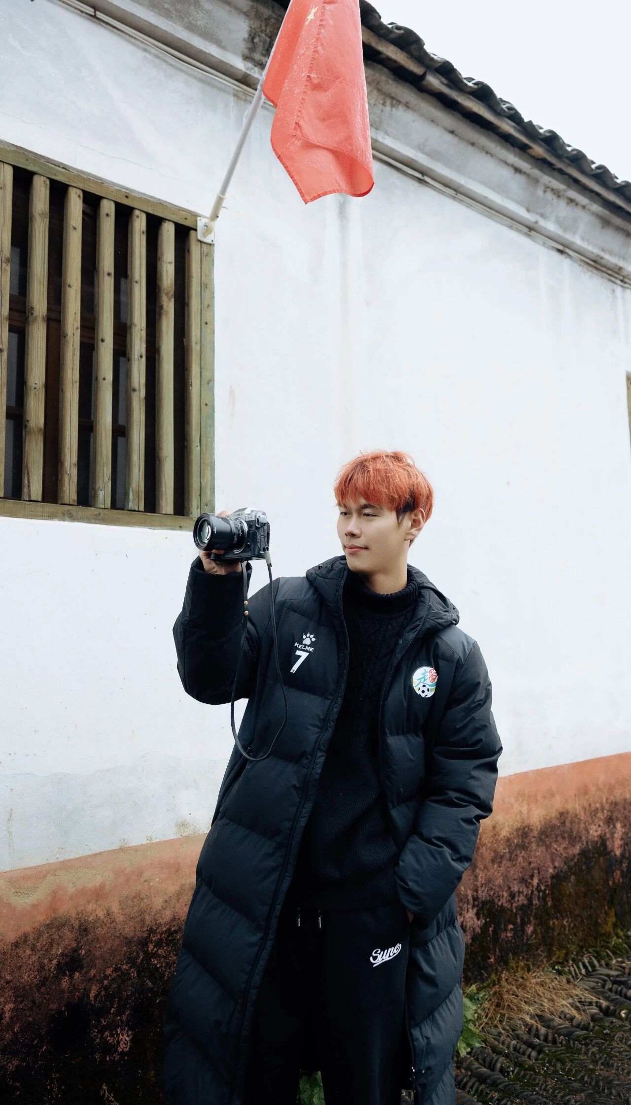 1月22日，永州队主力球员、零陵区文旅推荐官林昊踏上返乡之旅，走进富家桥镇国家4A级景区周家大院。青砖黛瓦间，他以镜头为笔，用“文旅大片”重新描绘家乡的山水人文。一组充满故事感的写真大片，不仅定格了林昊与古院同框的活力瞬间，更展现出零陵文旅融合的年轻姿态——历史在行走中传承，家乡在镜头中焕新。