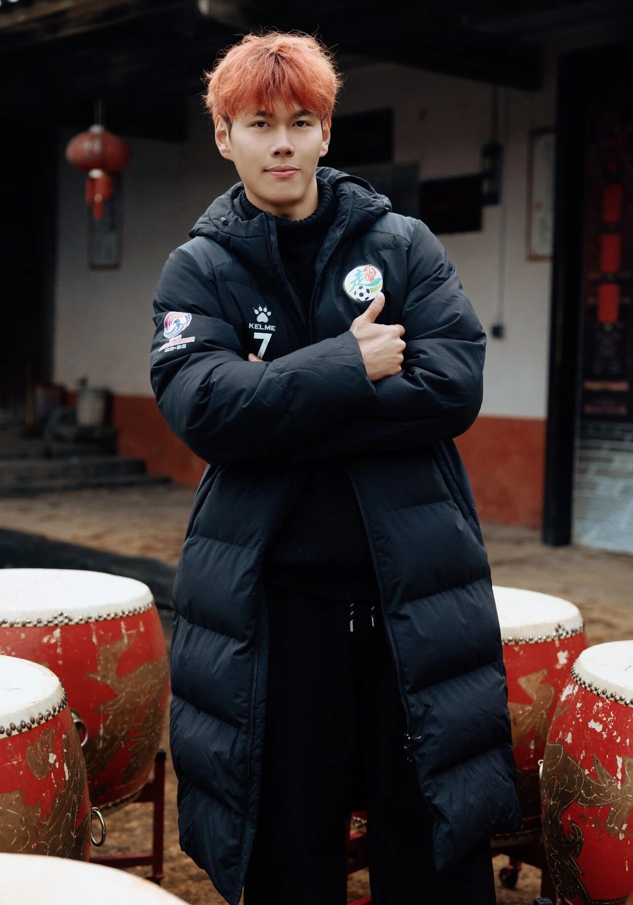 1月22日，永州队主力球员、零陵区文旅推荐官林昊踏上返乡之旅，走进富家桥镇国家4A级景区周家大院。青砖黛瓦间，他以镜头为笔，用“文旅大片”重新描绘家乡的山水人文。一组充满故事感的写真大片，不仅定格了林昊与古院同框的活力瞬间，更展现出零陵文旅融合的年轻姿态——历史在行走中传承，家乡在镜头中焕新。