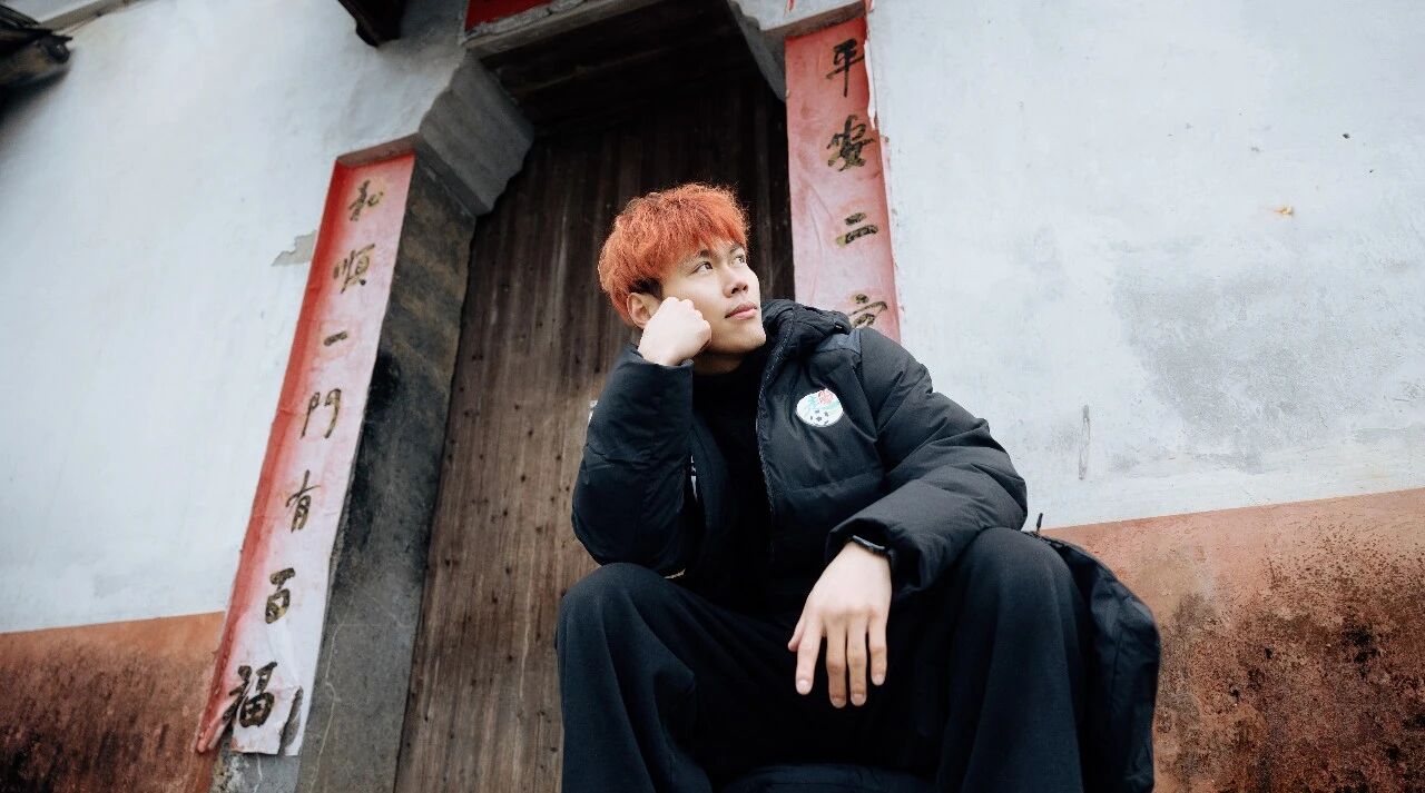 1月22日，永州队主力球员、零陵区文旅推荐官林昊踏上返乡之旅，走进富家桥镇国家4A级景区周家大院。青砖黛瓦间，他以镜头为笔，用“文旅大片”重新描绘家乡的山水人文。一组充满故事感的写真大片，不仅定格了林昊与古院同框的活力瞬间，更展现出零陵文旅融合的年轻姿态——历史在行走中传承，家乡在镜头中焕新。