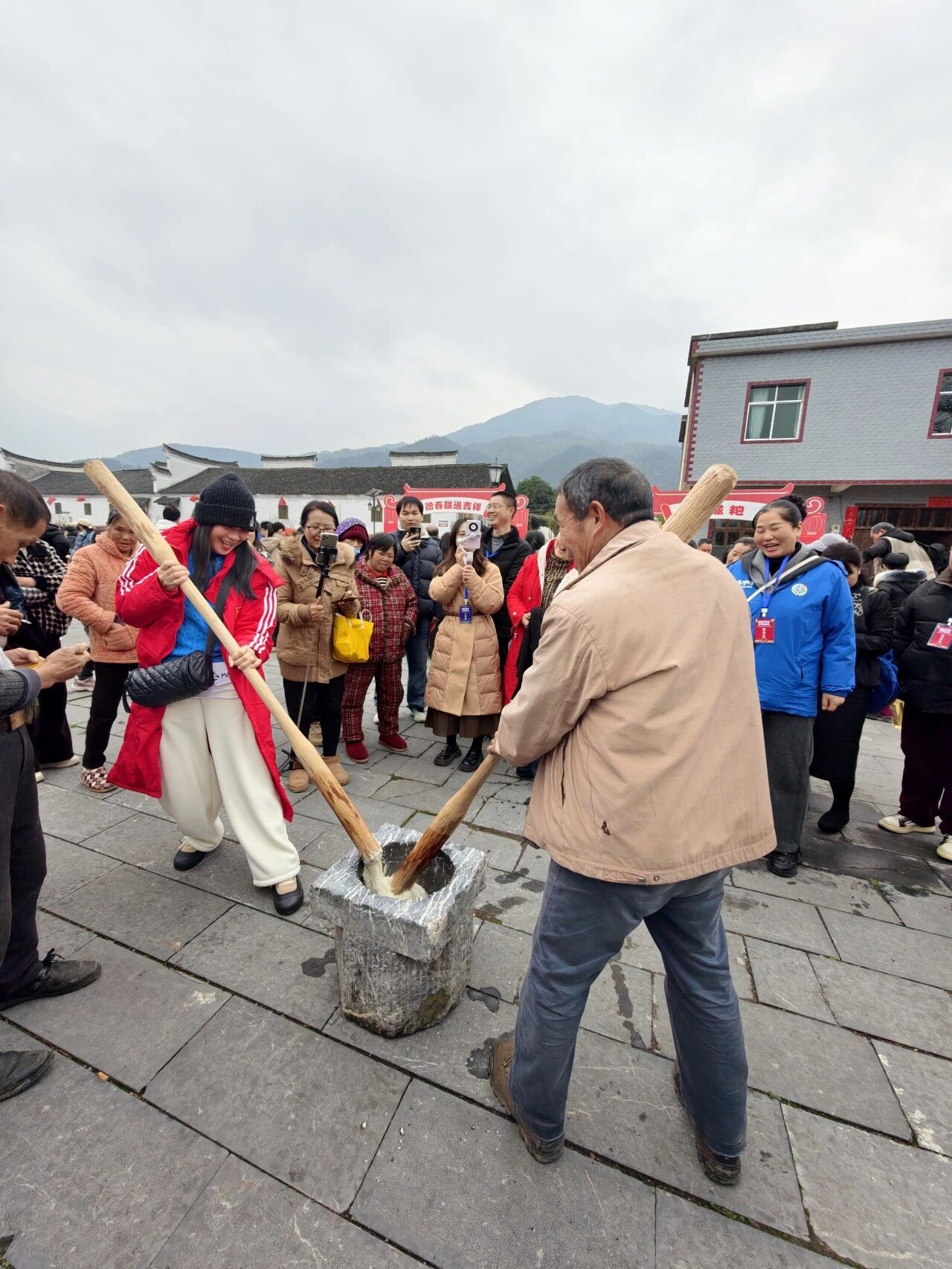 1月25日上午，永州零陵周家大院景区年味正浓，“观冠军赛事，品零陵年味”活动火热开启。书法名家现场挥毫送春联，传统“杀年猪”仪式与共享“杀猪饭”让游客亲身感受零陵地道年俗；非遗市集里竹编、剪纸、打糍粑等技艺与美食吸引众人驻足体验，浓浓乡土情扑面而来。午间，“柳子家宴”以地道家乡味款待宾朋，席间零陵特色文艺表演更添温馨团圆氛围。午后田园拾趣、夜晚篝火村晚等更多精彩将继续上演……