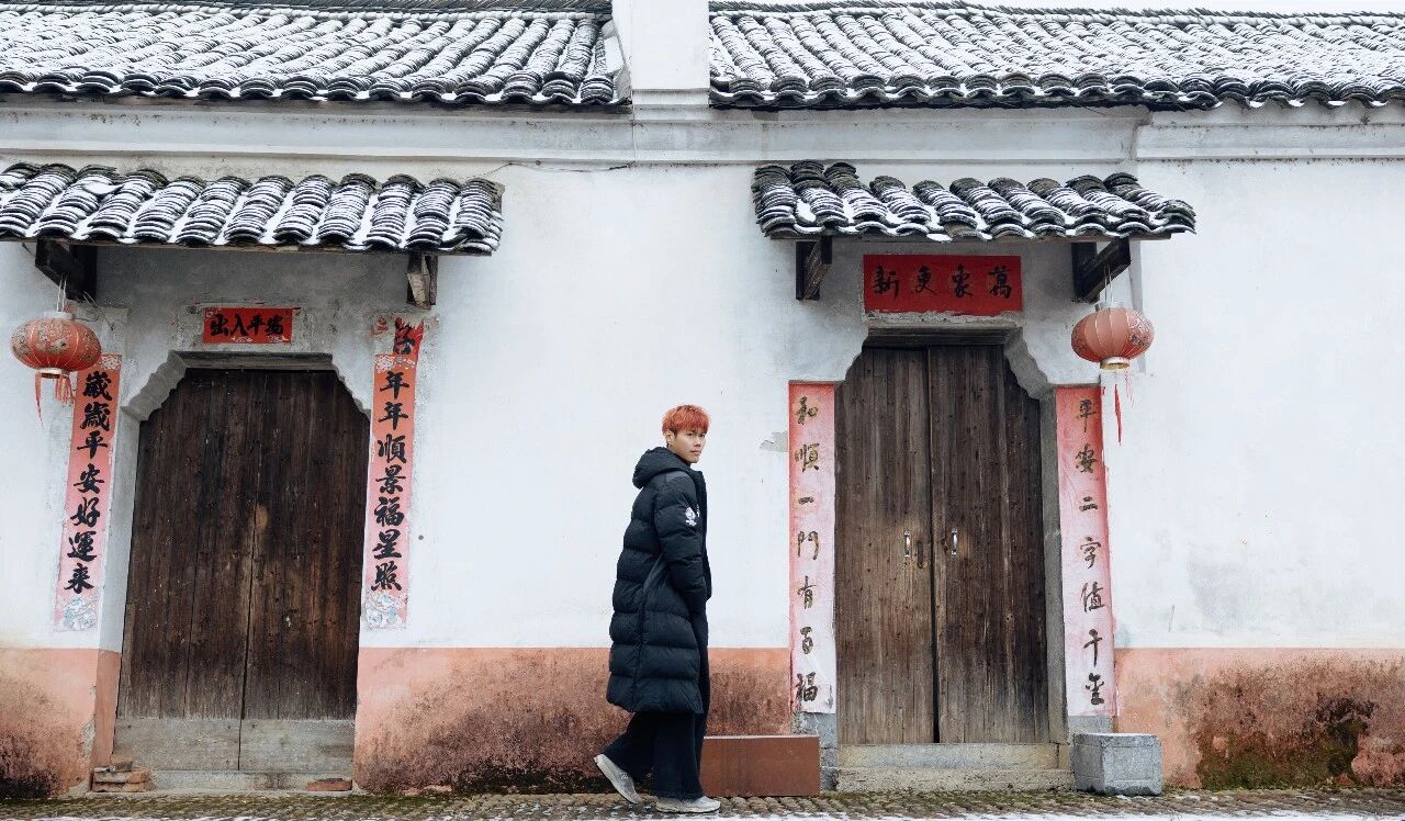 1月22日，永州队主力球员、零陵区文旅推荐官林昊踏上返乡之旅，走进富家桥镇国家4A级景区周家大院。青砖黛瓦间，他以镜头为笔，用“文旅大片”重新描绘家乡的山水人文。一组充满故事感的写真大片，不仅定格了林昊与古院同框的活力瞬间，更展现出零陵文旅融合的年轻姿态——历史在行走中传承，家乡在镜头中焕新。