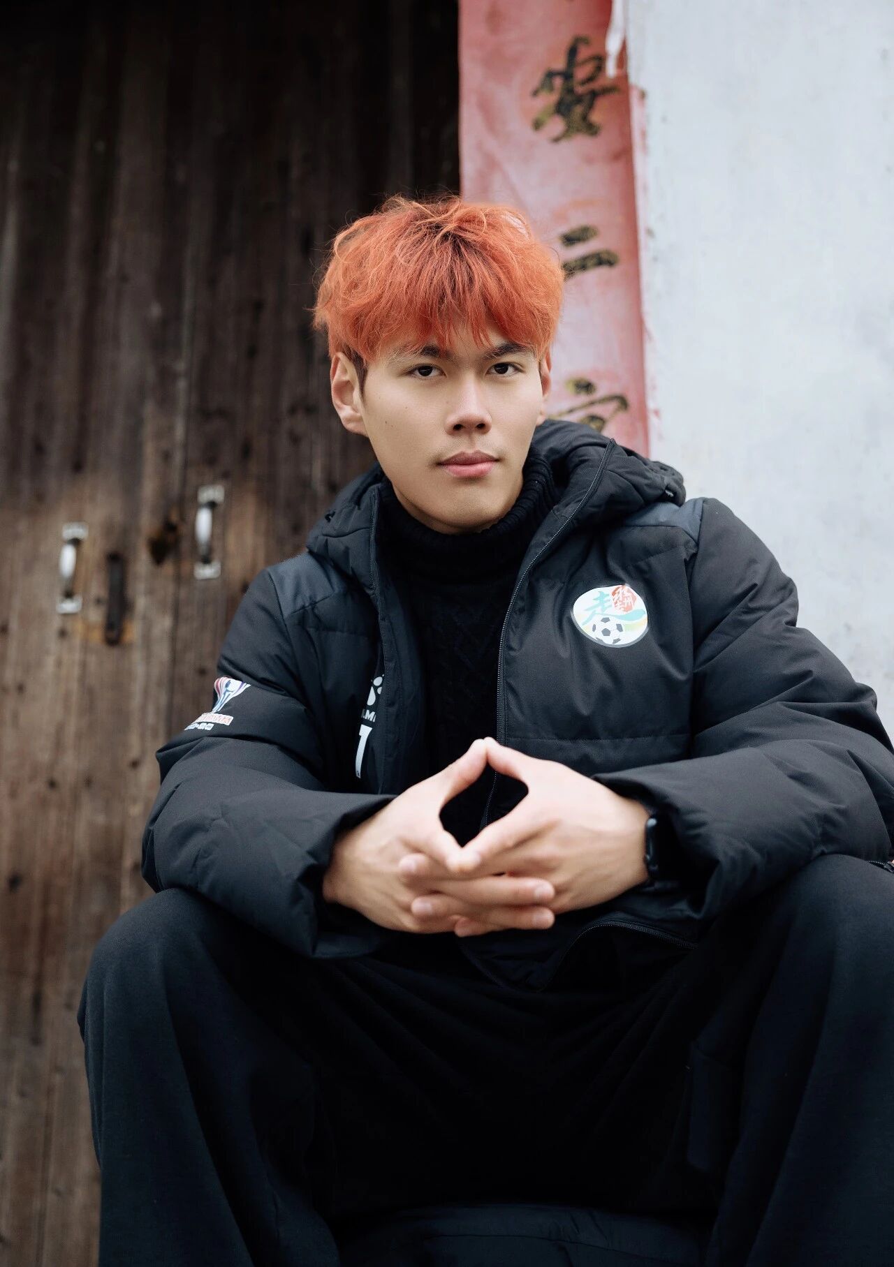 1月22日，永州队主力球员、零陵区文旅推荐官林昊踏上返乡之旅，走进富家桥镇国家4A级景区周家大院。青砖黛瓦间，他以镜头为笔，用“文旅大片”重新描绘家乡的山水人文。一组充满故事感的写真大片，不仅定格了林昊与古院同框的活力瞬间，更展现出零陵文旅融合的年轻姿态——历史在行走中传承，家乡在镜头中焕新。