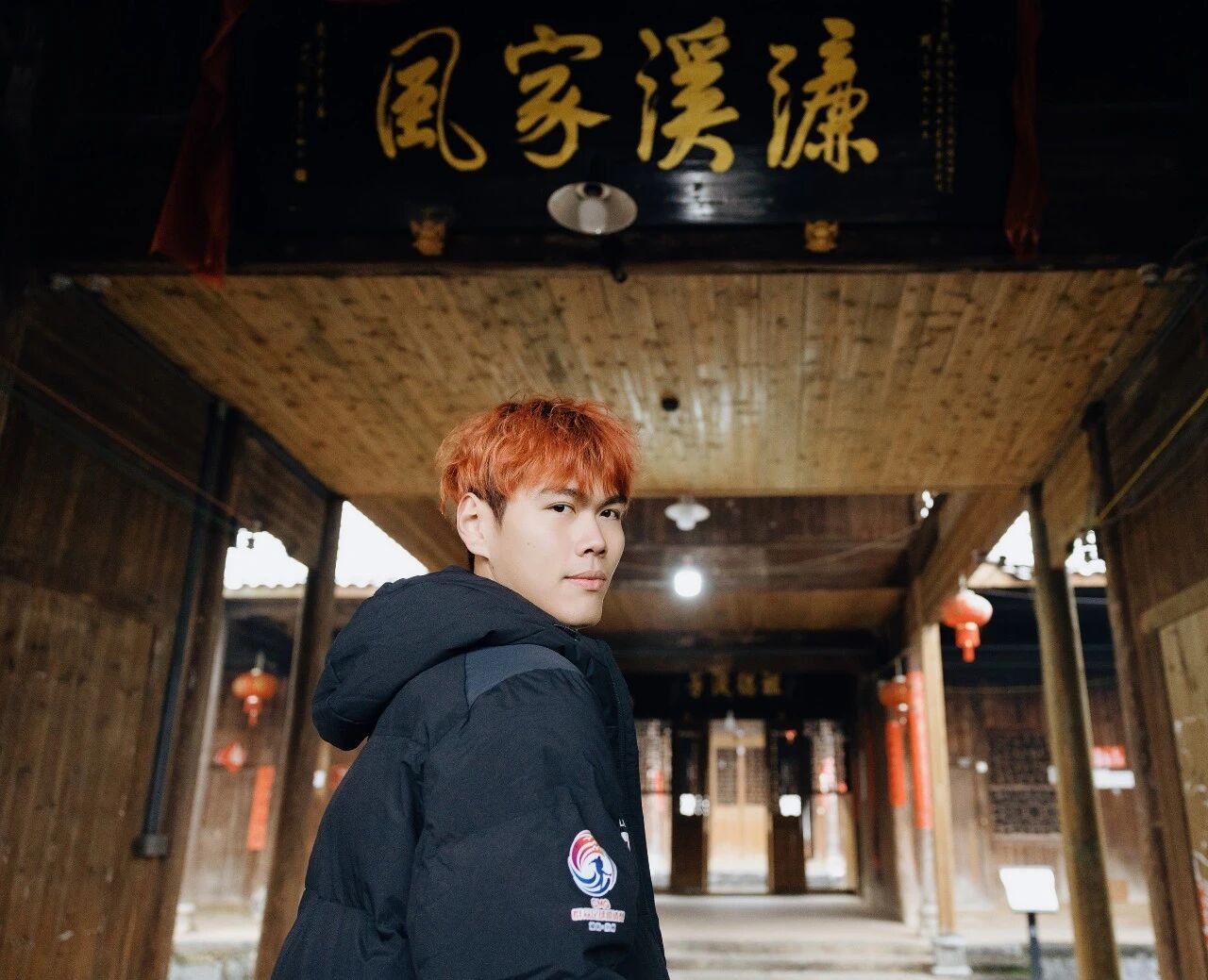 1月22日，永州队主力球员、零陵区文旅推荐官林昊踏上返乡之旅，走进富家桥镇国家4A级景区周家大院。青砖黛瓦间，他以镜头为笔，用“文旅大片”重新描绘家乡的山水人文。一组充满故事感的写真大片，不仅定格了林昊与古院同框的活力瞬间，更展现出零陵文旅融合的年轻姿态——历史在行走中传承，家乡在镜头中焕新。