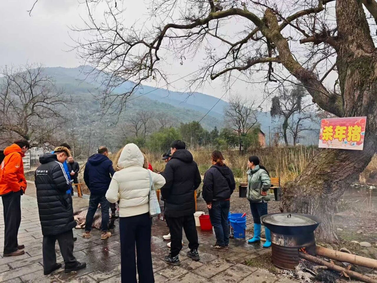 1月25日上午，永州零陵周家大院景区年味正浓，“观冠军赛事，品零陵年味”活动火热开启。书法名家现场挥毫送春联，传统“杀年猪”仪式与共享“杀猪饭”让游客亲身感受零陵地道年俗；非遗市集里竹编、剪纸、打糍粑等技艺与美食吸引众人驻足体验，浓浓乡土情扑面而来。午间，“柳子家宴”以地道家乡味款待宾朋，席间零陵特色文艺表演更添温馨团圆氛围。午后田园拾趣、夜晚篝火村晚等更多精彩将继续上演……