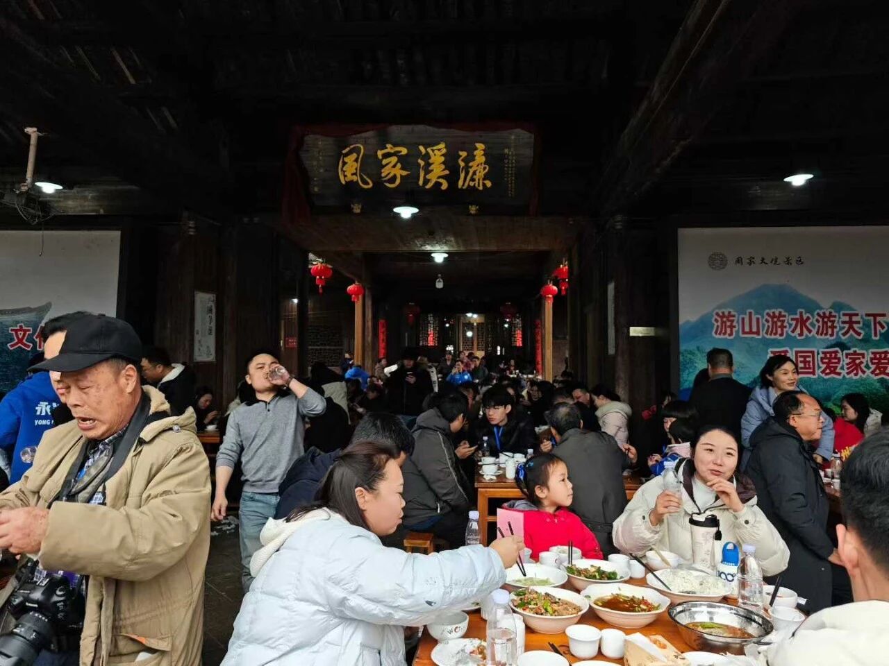 1月25日上午，永州零陵周家大院景区年味正浓，“观冠军赛事，品零陵年味”活动火热开启。书法名家现场挥毫送春联，传统“杀年猪”仪式与共享“杀猪饭”让游客亲身感受零陵地道年俗；非遗市集里竹编、剪纸、打糍粑等技艺与美食吸引众人驻足体验，浓浓乡土情扑面而来。午间，“柳子家宴”以地道家乡味款待宾朋，席间零陵特色文艺表演更添温馨团圆氛围。午后田园拾趣、夜晚篝火村晚等更多精彩将继续上演……