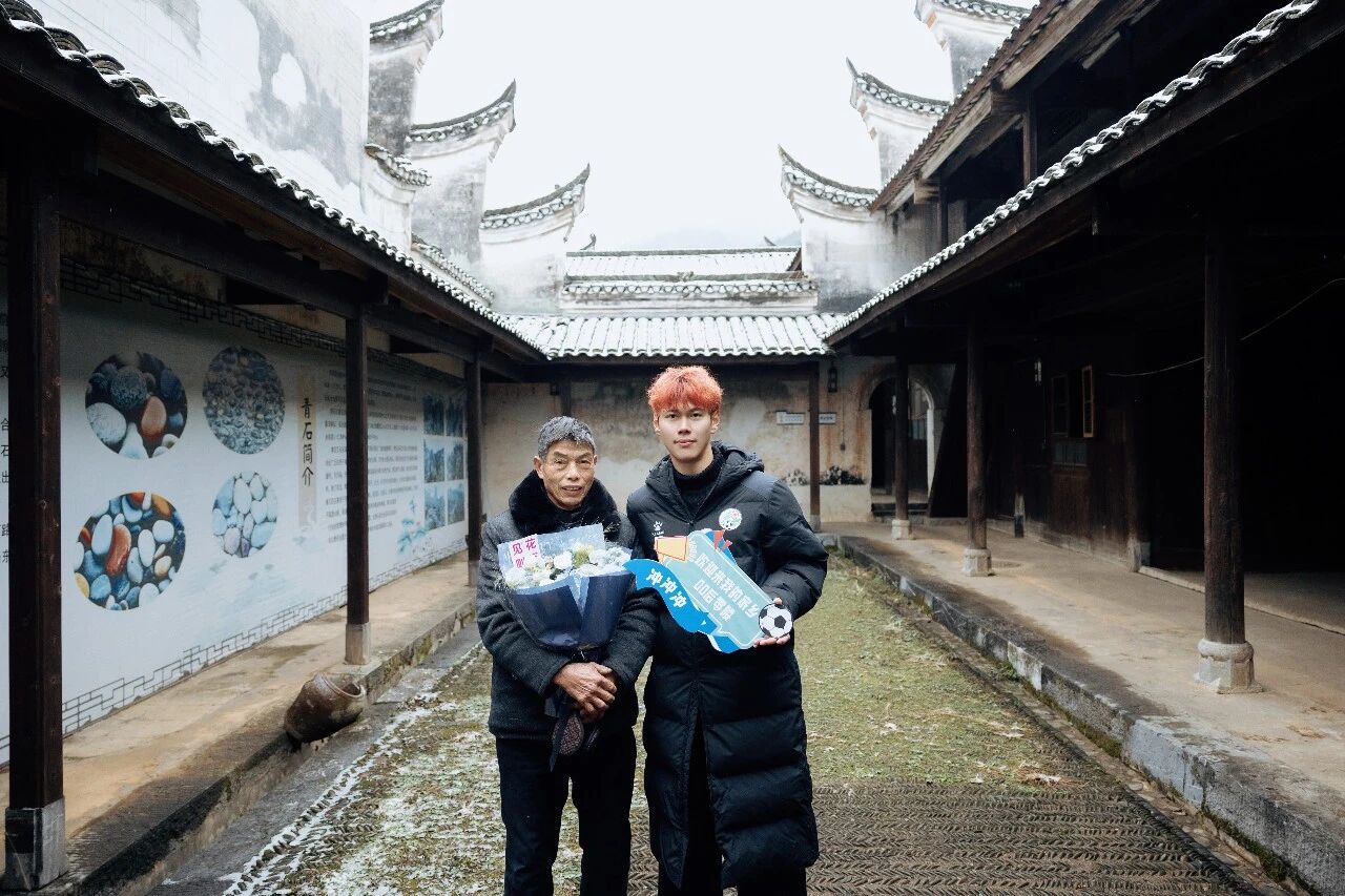 1月22日，永州队主力球员、零陵区文旅推荐官林昊踏上返乡之旅，走进富家桥镇国家4A级景区周家大院。青砖黛瓦间，他以镜头为笔，用“文旅大片”重新描绘家乡的山水人文。一组充满故事感的写真大片，不仅定格了林昊与古院同框的活力瞬间，更展现出零陵文旅融合的年轻姿态——历史在行走中传承，家乡在镜头中焕新。