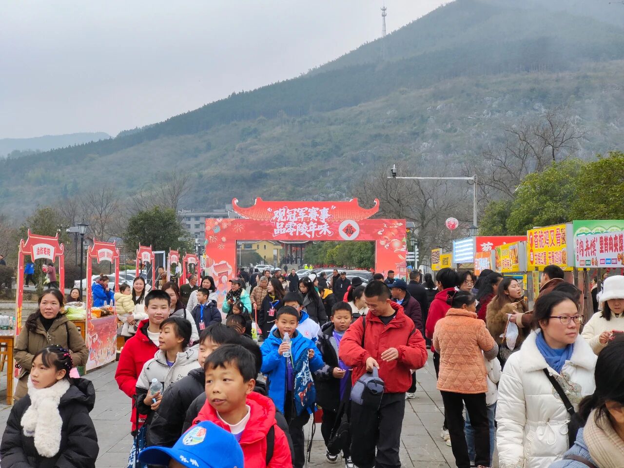 1月25日上午，永州零陵周家大院景区年味正浓，“观冠军赛事，品零陵年味”活动火热开启。书法名家现场挥毫送春联，传统“杀年猪”仪式与共享“杀猪饭”让游客亲身感受零陵地道年俗；非遗市集里竹编、剪纸、打糍粑等技艺与美食吸引众人驻足体验，浓浓乡土情扑面而来。午间，“柳子家宴”以地道家乡味款待宾朋，席间零陵特色文艺表演更添温馨团圆氛围。午后田园拾趣、夜晚篝火村晚等更多精彩将继续上演……