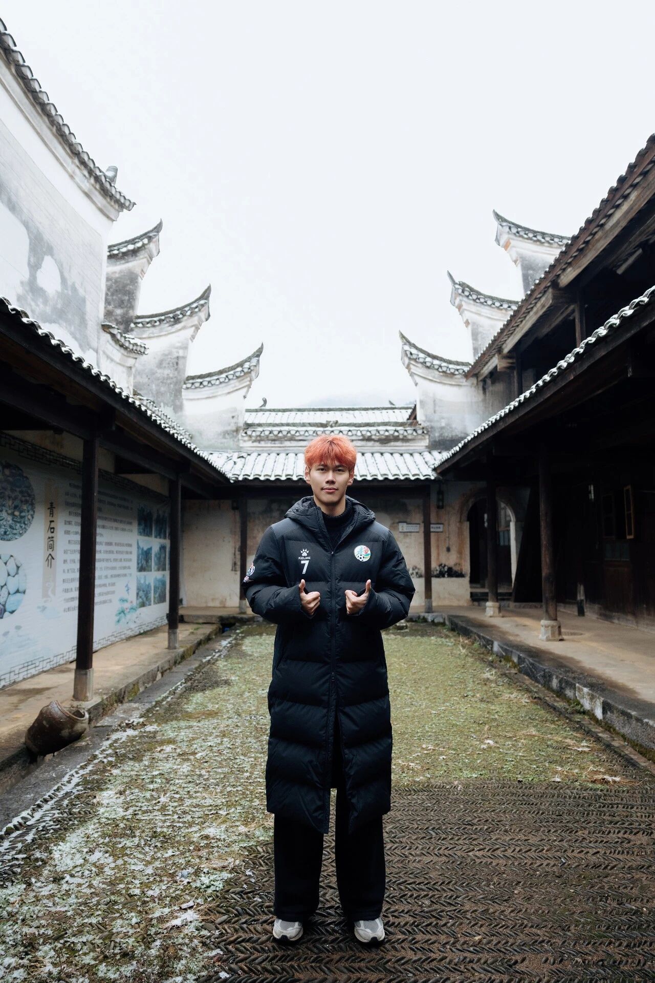 1月22日，永州队主力球员、零陵区文旅推荐官林昊踏上返乡之旅，走进富家桥镇国家4A级景区周家大院。青砖黛瓦间，他以镜头为笔，用“文旅大片”重新描绘家乡的山水人文。一组充满故事感的写真大片，不仅定格了林昊与古院同框的活力瞬间，更展现出零陵文旅融合的年轻姿态——历史在行走中传承，家乡在镜头中焕新。