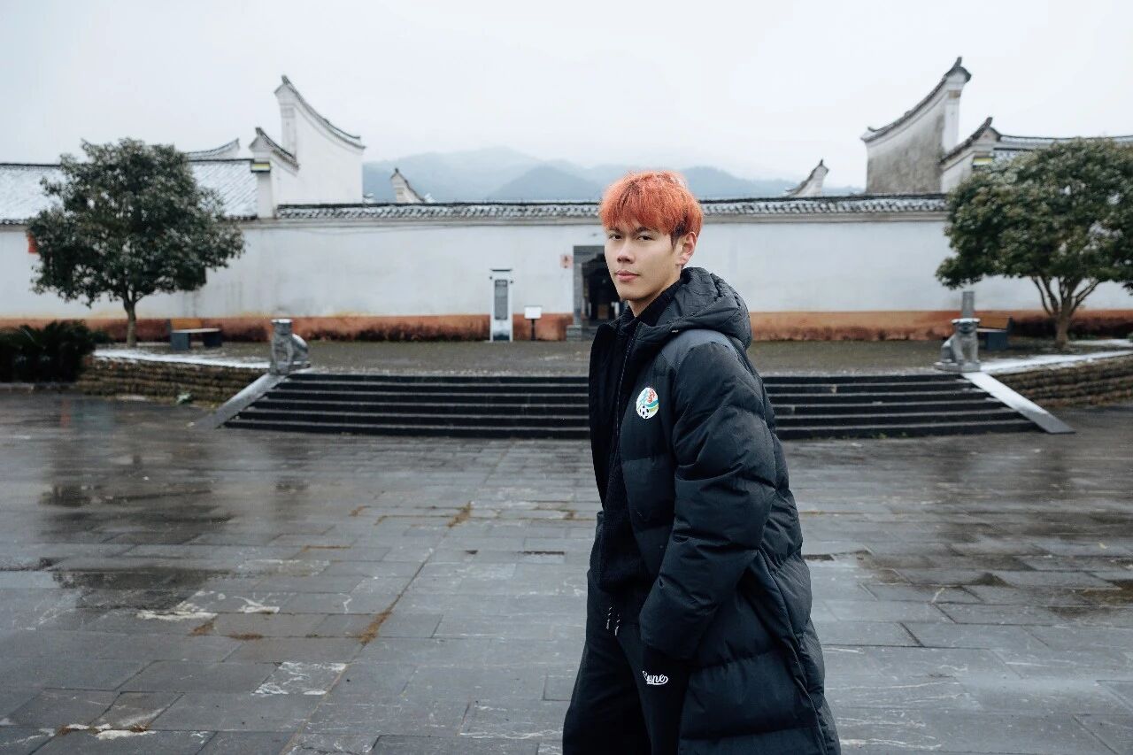 1月22日，永州队主力球员、零陵区文旅推荐官林昊踏上返乡之旅，走进富家桥镇国家4A级景区周家大院。青砖黛瓦间，他以镜头为笔，用“文旅大片”重新描绘家乡的山水人文。一组充满故事感的写真大片，不仅定格了林昊与古院同框的活力瞬间，更展现出零陵文旅融合的年轻姿态——历史在行走中传承，家乡在镜头中焕新。