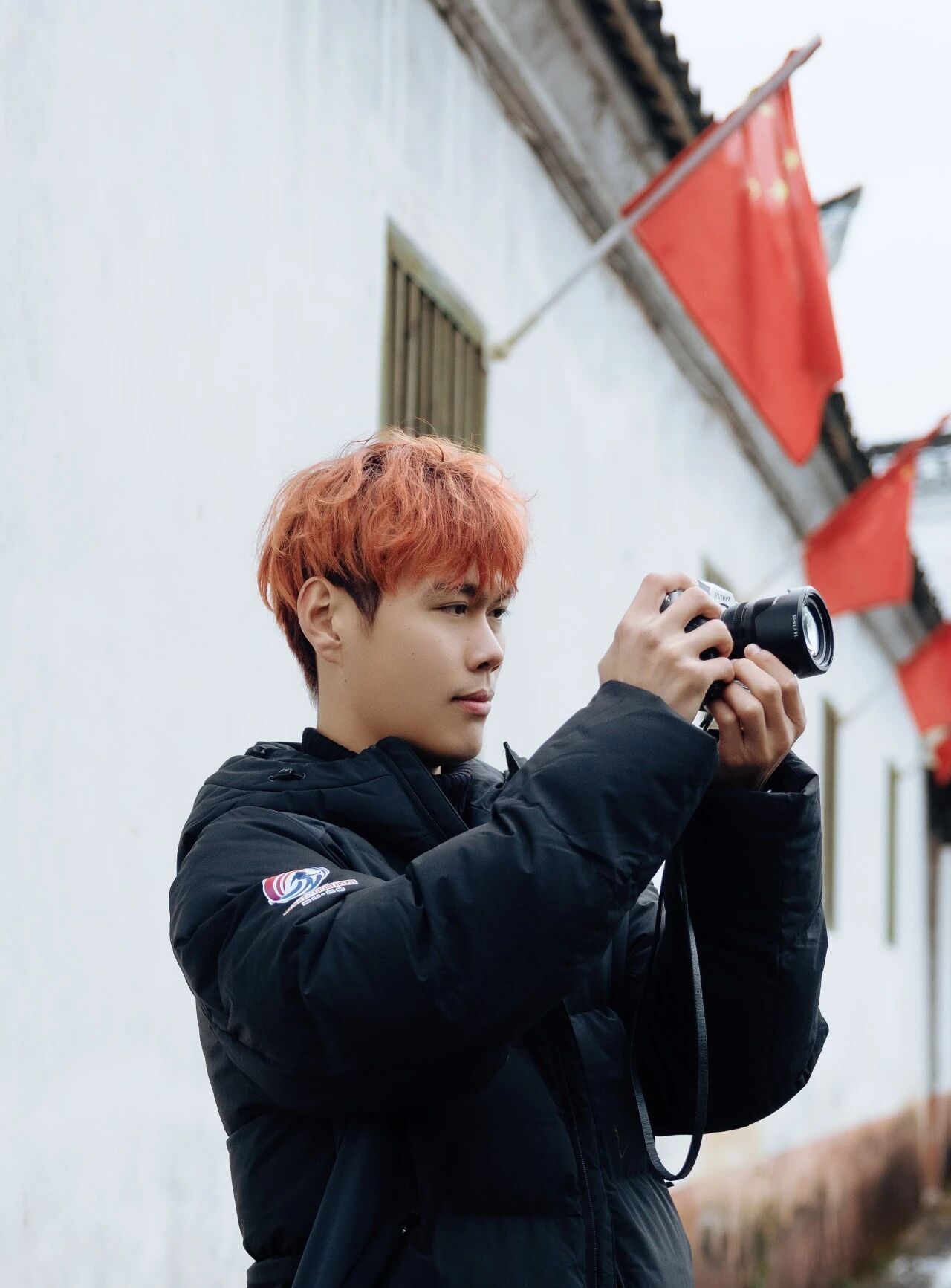 1月22日，永州队主力球员、零陵区文旅推荐官林昊踏上返乡之旅，走进富家桥镇国家4A级景区周家大院。青砖黛瓦间，他以镜头为笔，用“文旅大片”重新描绘家乡的山水人文。一组充满故事感的写真大片，不仅定格了林昊与古院同框的活力瞬间，更展现出零陵文旅融合的年轻姿态——历史在行走中传承，家乡在镜头中焕新。