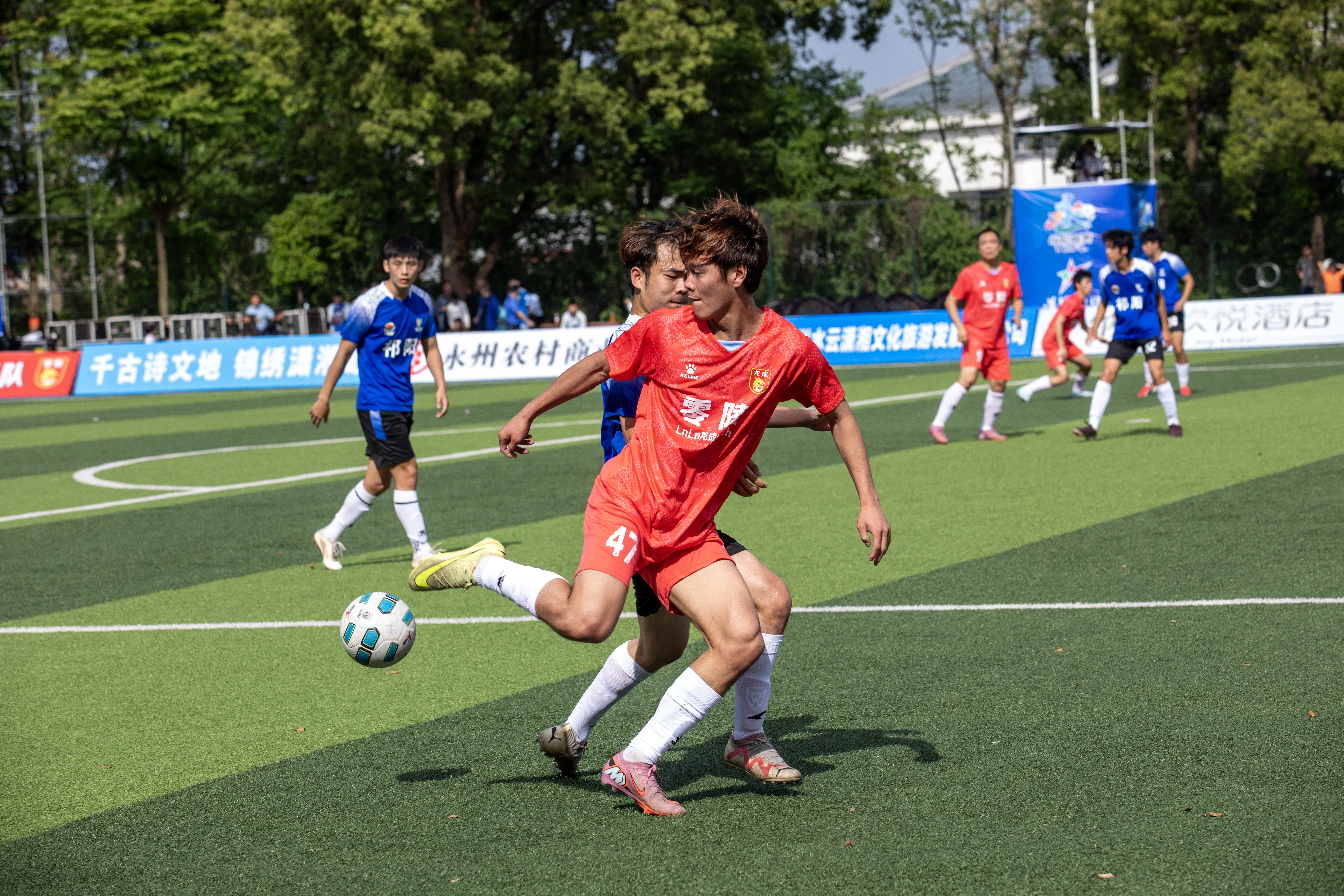 4月26日下午3时30分，2026年永州市足球联赛一场焦点战在湖南科技学院足球场打响。坐镇主场的零陵龙成青训队与来访的祁阳向阳队在高温中激战90分钟，最终0比0握手言和。本场比赛因昔日湘超“番茄三兄弟”首次在正式比赛中分属对立阵营而备受关注——林昊、谷文杰代表零陵龙成青训出战，唐嘉年则镇守祁阳向阳球门，被球迷称为“番茄德比”。现场座无虚席，观众在炎热的天气中见证了一场既有高强对抗、又充满绿茵温情的较量。
