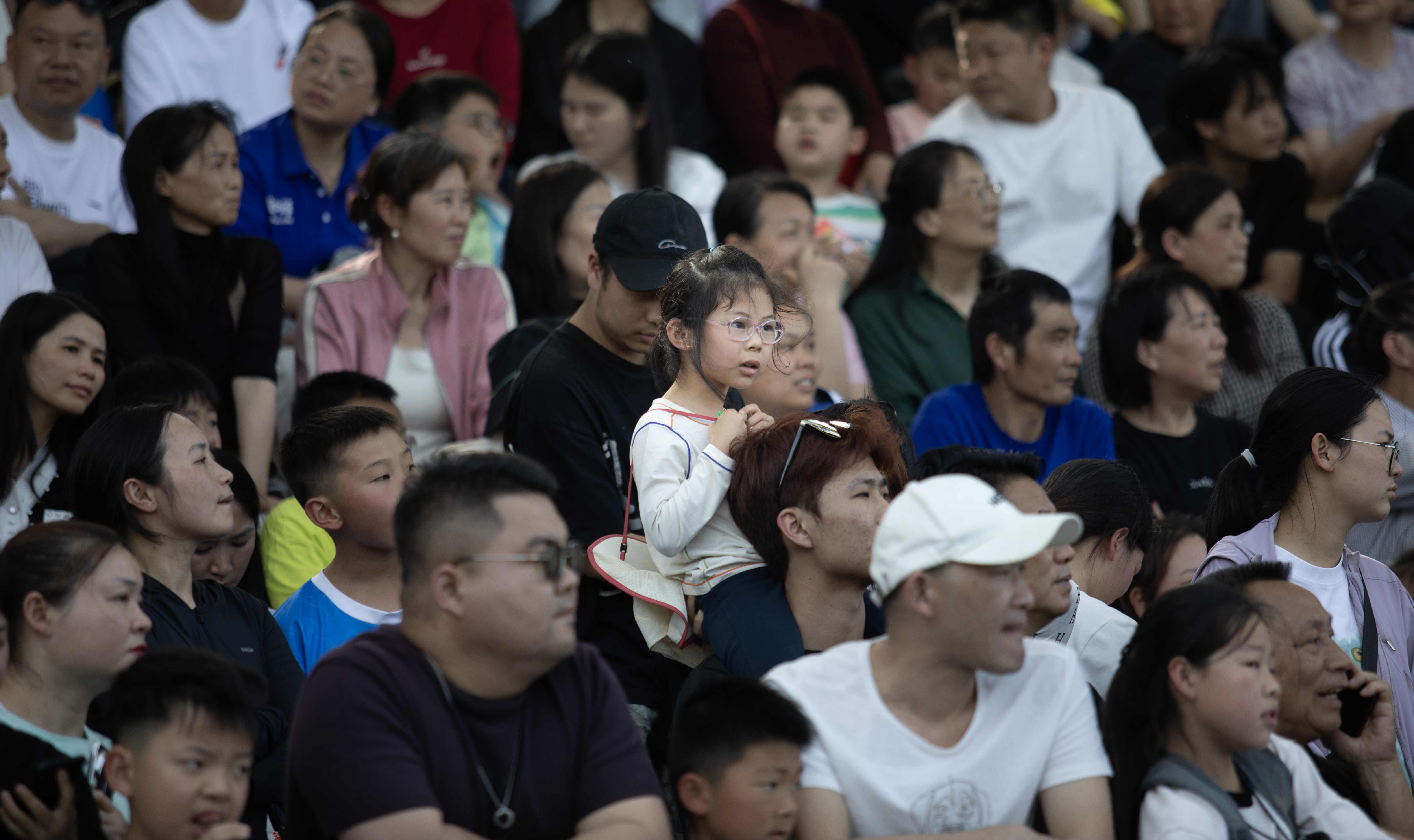 4月26日下午3时30分，2026年永州市足球联赛一场焦点战在湖南科技学院足球场打响。坐镇主场的零陵龙成青训队与来访的祁阳向阳队在高温中激战90分钟，最终0比0握手言和。本场比赛因昔日湘超“番茄三兄弟”首次在正式比赛中分属对立阵营而备受关注——林昊、谷文杰代表零陵龙成青训出战，唐嘉年则镇守祁阳向阳球门，被球迷称为“番茄德比”。现场座无虚席，观众在炎热的天气中见证了一场既有高强对抗、又充满绿茵温情的较量。