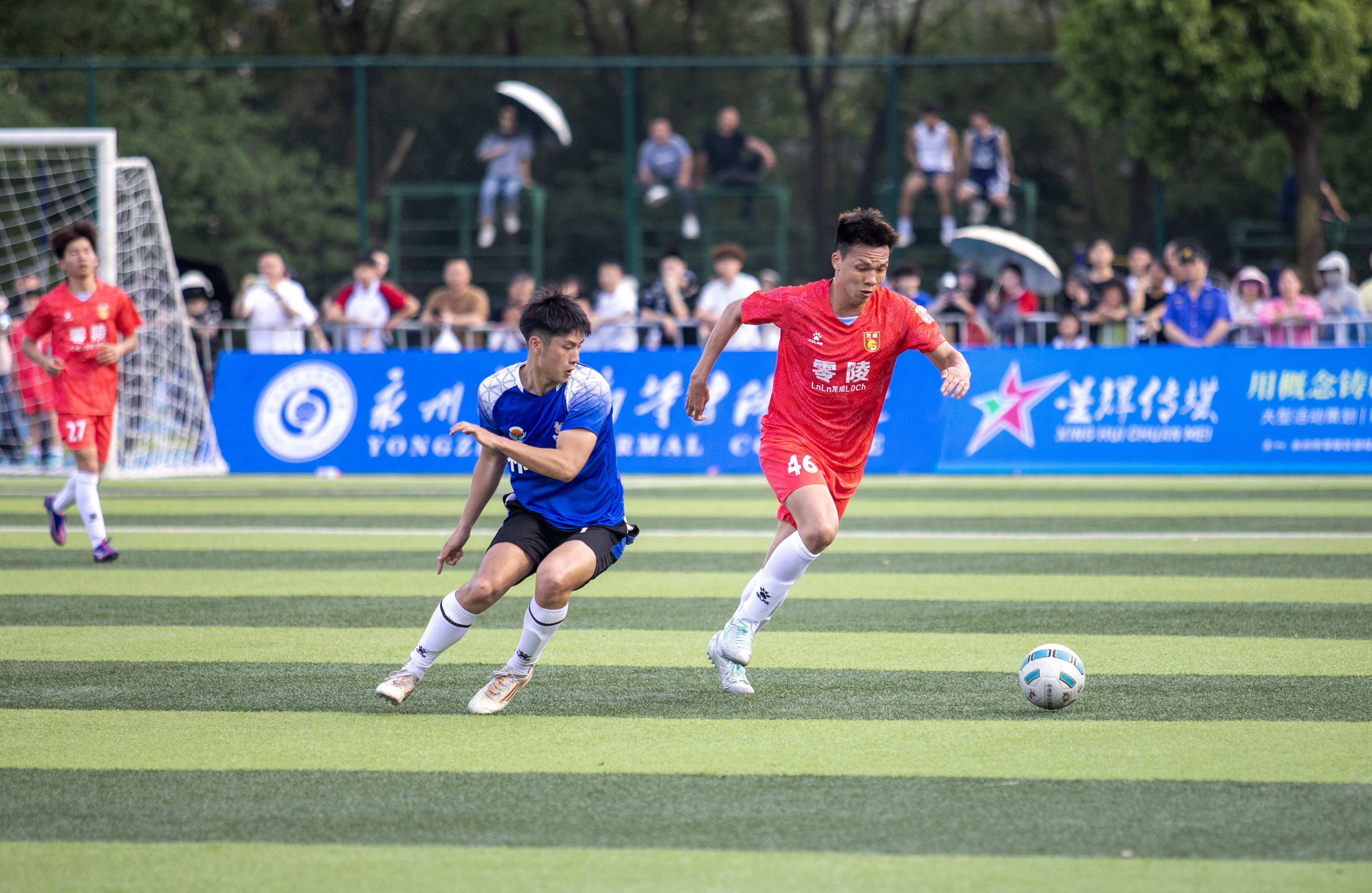 4月26日下午3时30分，2026年永州市足球联赛一场焦点战在湖南科技学院足球场打响。坐镇主场的零陵龙成青训队与来访的祁阳向阳队在高温中激战90分钟，最终0比0握手言和。本场比赛因昔日湘超“番茄三兄弟”首次在正式比赛中分属对立阵营而备受关注——林昊、谷文杰代表零陵龙成青训出战，唐嘉年则镇守祁阳向阳球门，被球迷称为“番茄德比”。现场座无虚席，观众在炎热的天气中见证了一场既有高强对抗、又充满绿茵温情的较量。