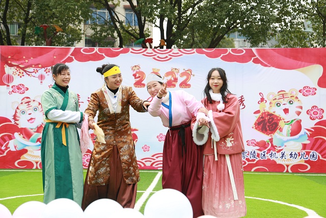 踏着激情的节拍，踩着欢快的舞步，老师们表演的开场舞《我和新年有个约会》点燃了全场，使本次活动变得更加精彩纷呈。