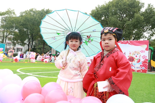 孩子们扮演小学童，天真烂漫，惹人喜爱。