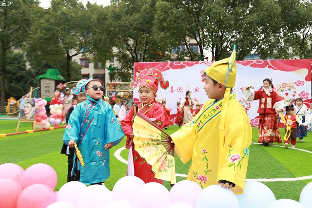 孩子们装扮上了皇帝的造型，气宇轩昂，正气凛然。