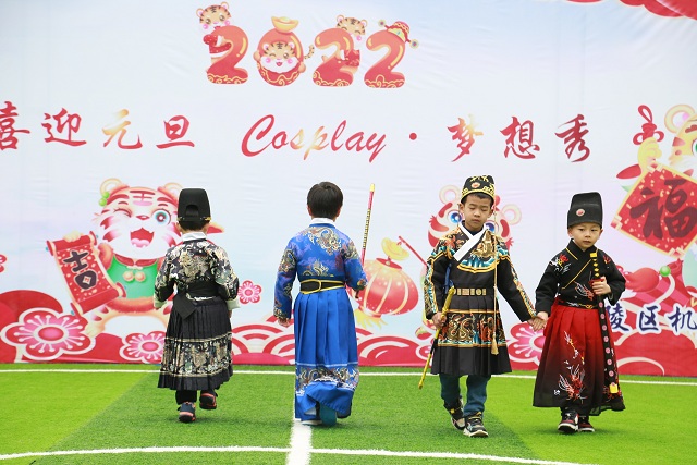 孩子们灵活机动，让人忍俊不禁。