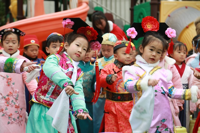 大一班幼儿的《成语拜新年》道出了孩子们对家人、老师、朋友最真切的祝愿。