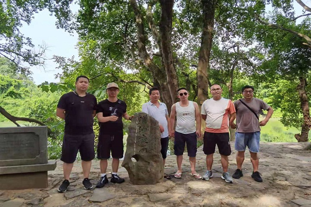 合影。（左二是网络作家宅猪）.jpg