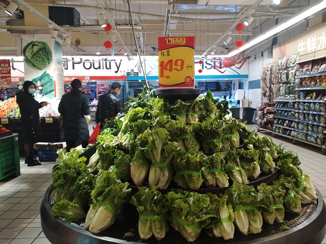 本网讯（记者 杨情陆）春节临近，家家户户都开始忙碌起来备年货。1月21日，在零陵区各大超市、农贸市场，年货种类丰富、数量充足、价格平稳，前来购买年货的居民络绎不绝。各种肉类、蔬菜、调味品琳琅满目，供应量充足，前来置办年货的居民络绎不绝，到处是红红火火、供销两旺的喜庆气象，浓浓的年味扑面而来。