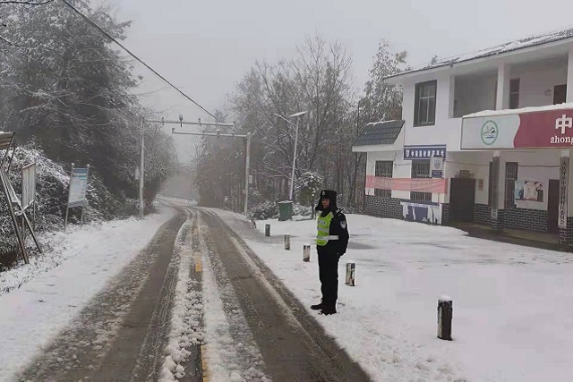 中铺里村辅警路面执勤.jpeg