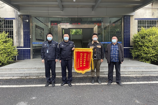 赠锦旗.jpg