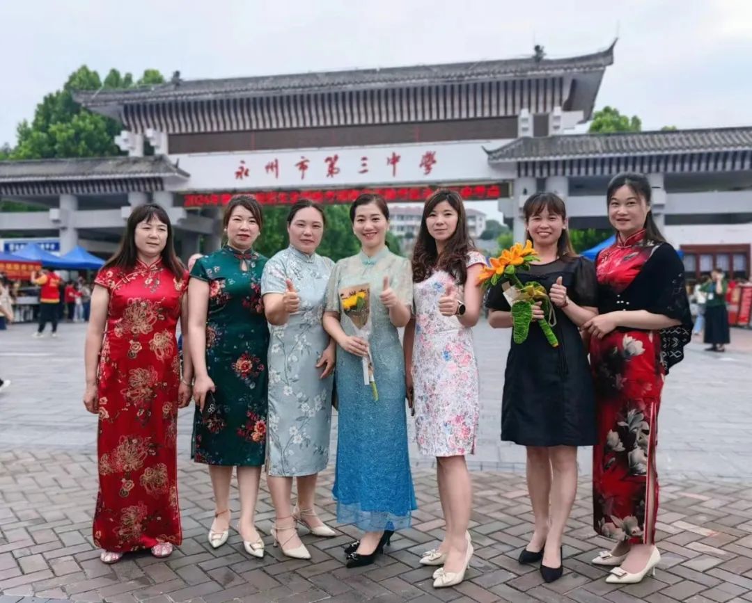 永州三中考点，家长手举向日葵，寓意“一举夺魁”。