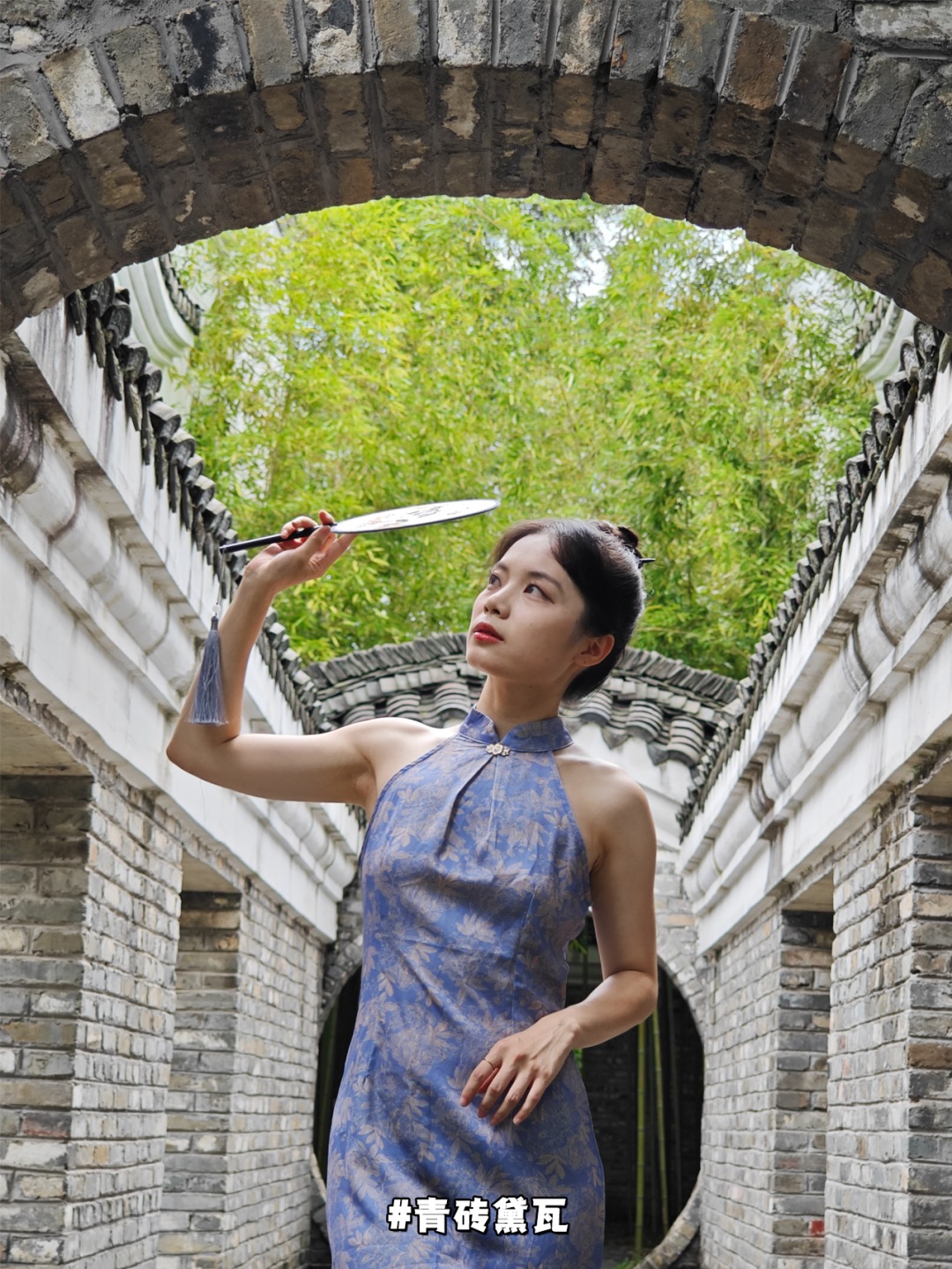 屈原《九歌·湘夫人》：“登白苹兮骋望，与佳人期兮夕张。”
这里潇湘二水汇流，有古潇湘八景之首的“潇湘夜雨”，也是永州八景之一。
书院四面环水，小岛如一叶扁舟，浮沉于春水之上。