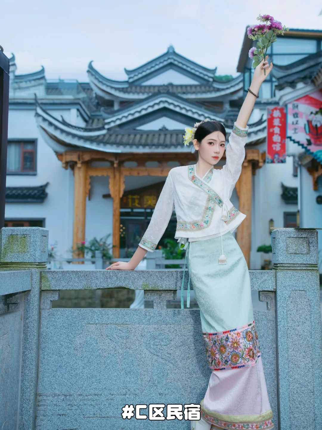 零陵古城项目位于潇水河西岸，依托全国历史文化名街柳子街，以潇湘文化为核心，注重吸收永州特有的文化元素，总体上是五街七巷的布局，集民俗表演、手工作坊、特色小吃、精品餐厅、非物质文化遗产、酒吧、民宿等满足游客吃、住、行、游、娱、购业态于一体，景区一处一韵、一街一景、一店一画，充分演绎古零陵悠久的市井文化、商帮文化和通衢文化。