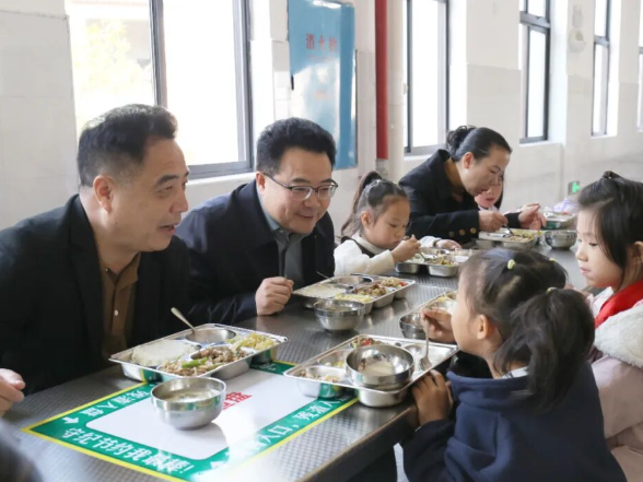 赵立平赴杨梓塘小学督导“校园餐”工作