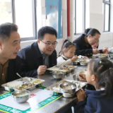 赵立平赴杨梓塘小学督导“校园餐”工作