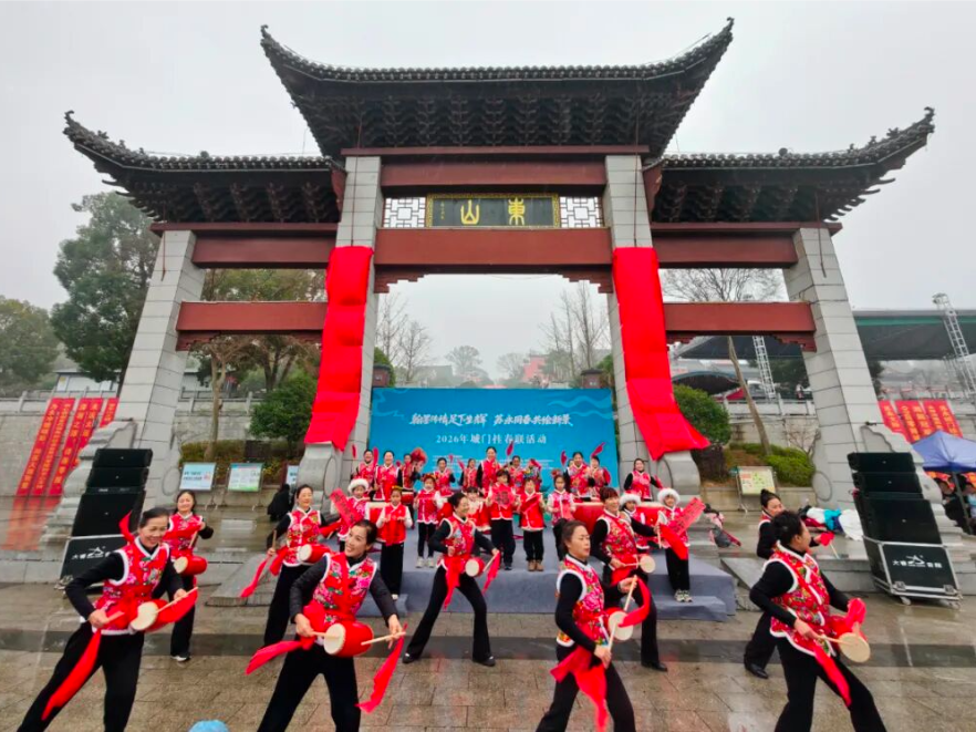苏永同春绘新景！跨省城门挂春联活动在永州零陵举行