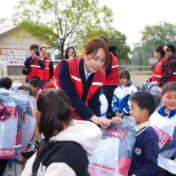 雷锋精神薪火传，金融关爱暖童心