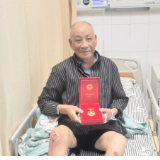 圳头村党支部走访慰问摔伤住院“光荣在党50年”老党员