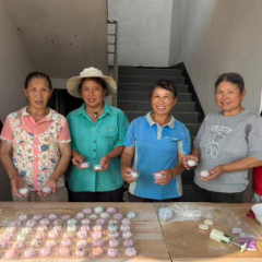 月满中秋聚民心 巧手共制团圆饼——零陵区何家坪村依托党群服务中心开展中秋主题活动