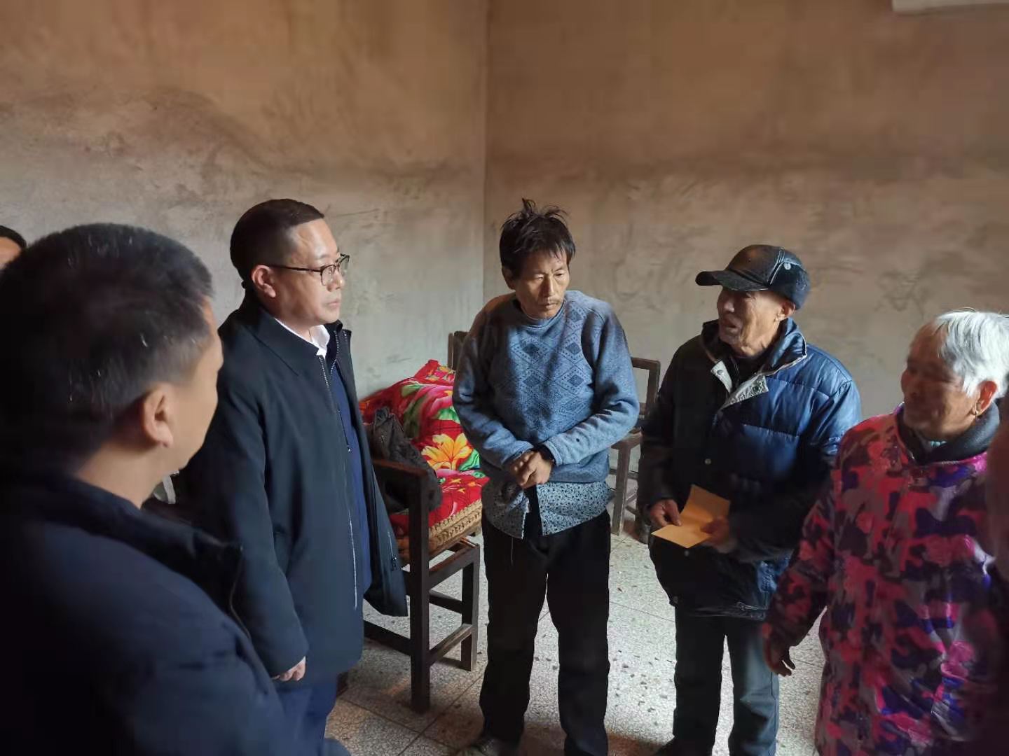 蒋崇华到泉溪镇走访慰问困难群众 检查自来水厂运营情况